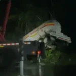 Camión tanquero se accidenta en la autopista Duarte