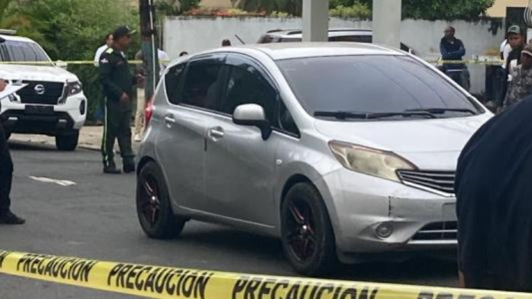 Identifican a los dos encontrados dentro de vehículo en el sector Gascue del Distrito Nacional
