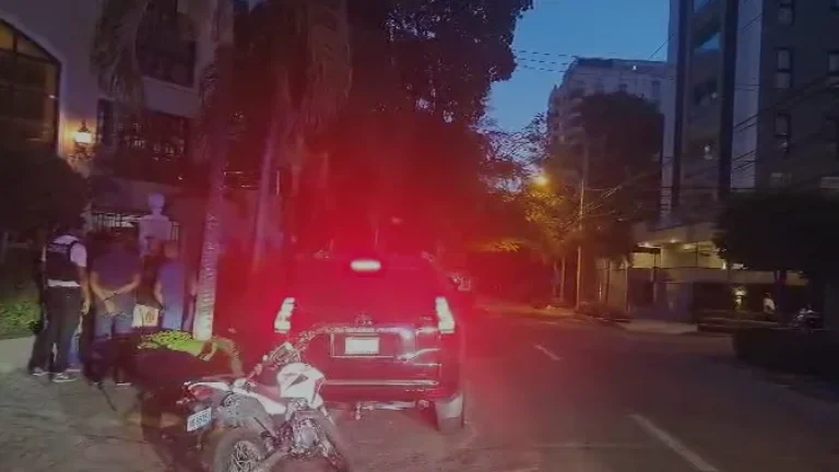 Investigan hallazgo de persona sin signos vitales dentro de camioneta en la calle José Andrés Aybar