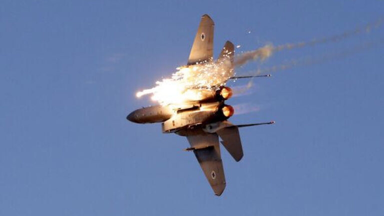 Avión de combate japonés en acción sobre el Pacífico.