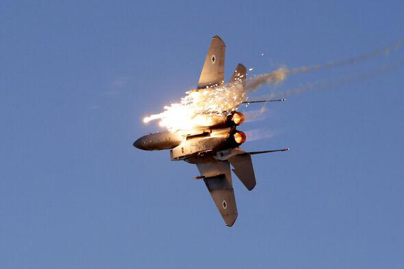 Avión de combate japonés en acción sobre el Pacífico.