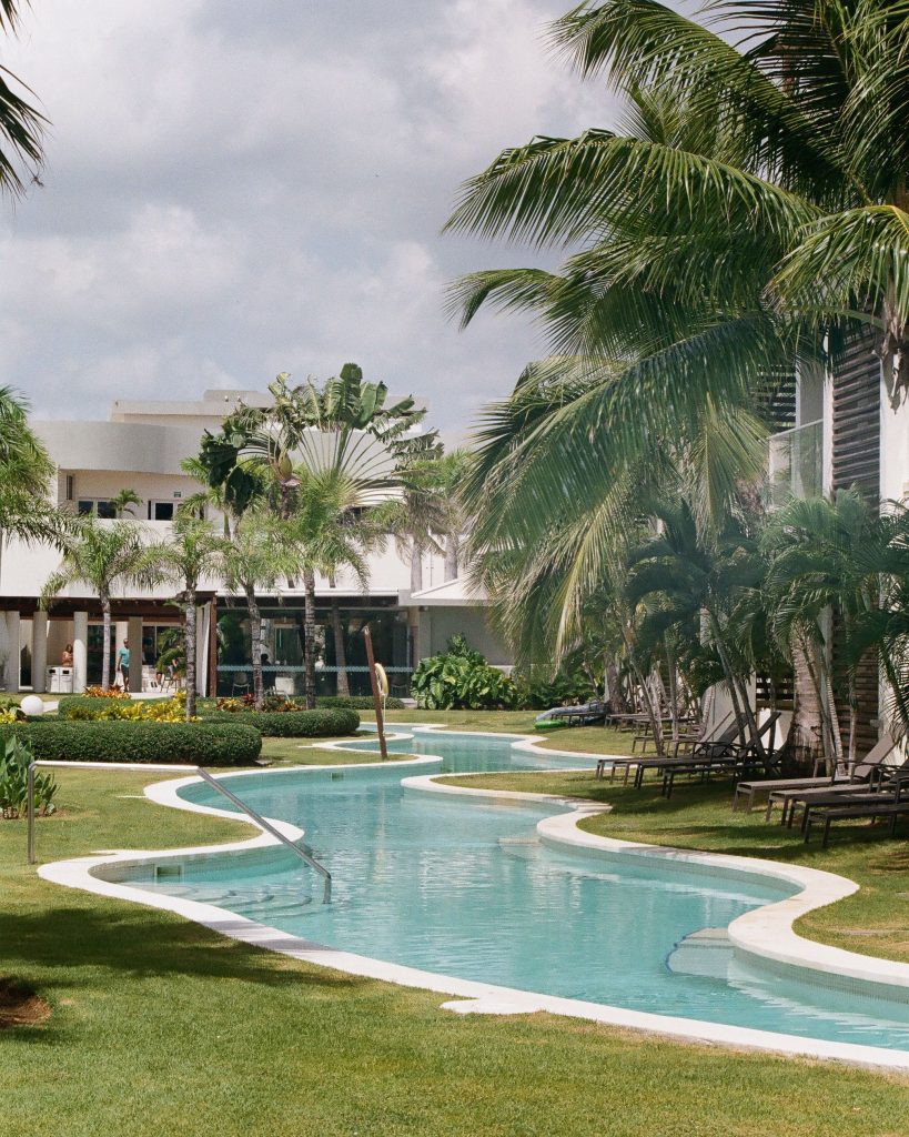 Paisaje costero tropical junto a un resort