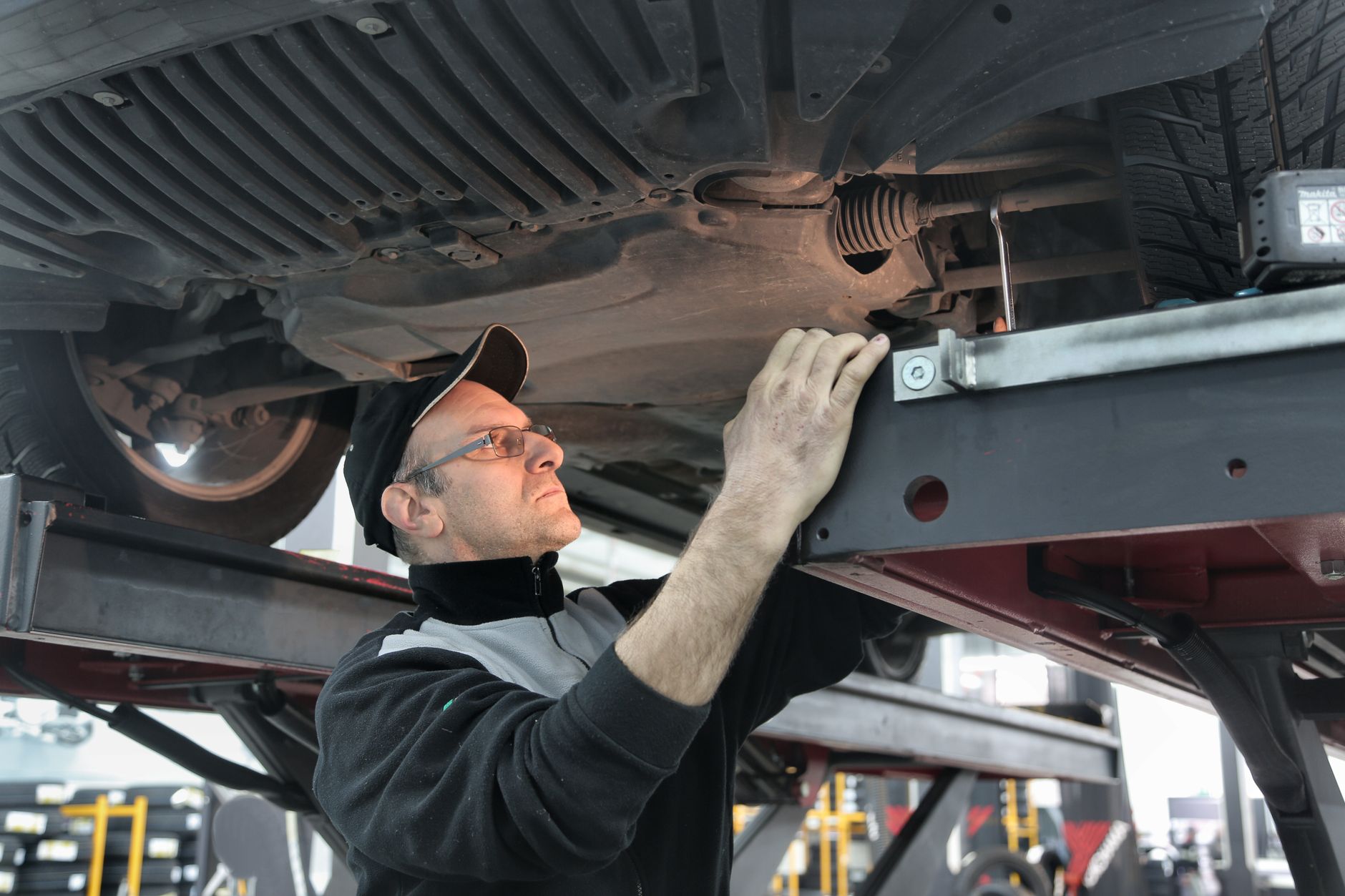 Mecánico inspeccionando un automóvil en un taller