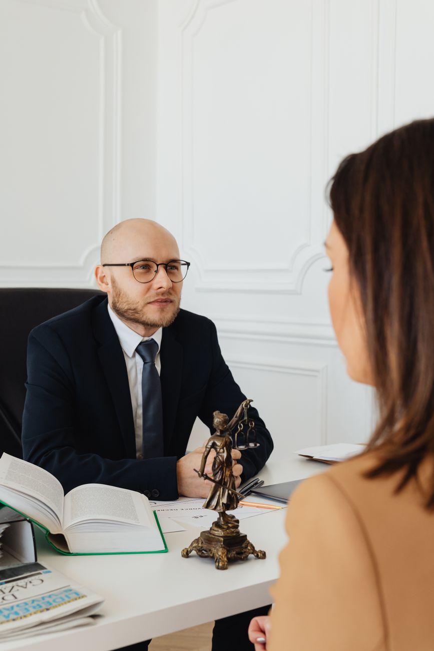 Dos personas conversando durante una consulta en una oficina