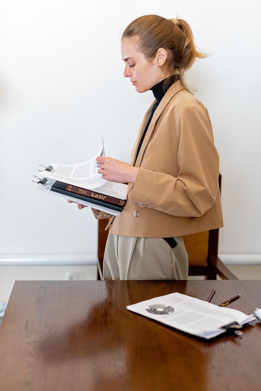 Profesional revisando documentos en un escritorio