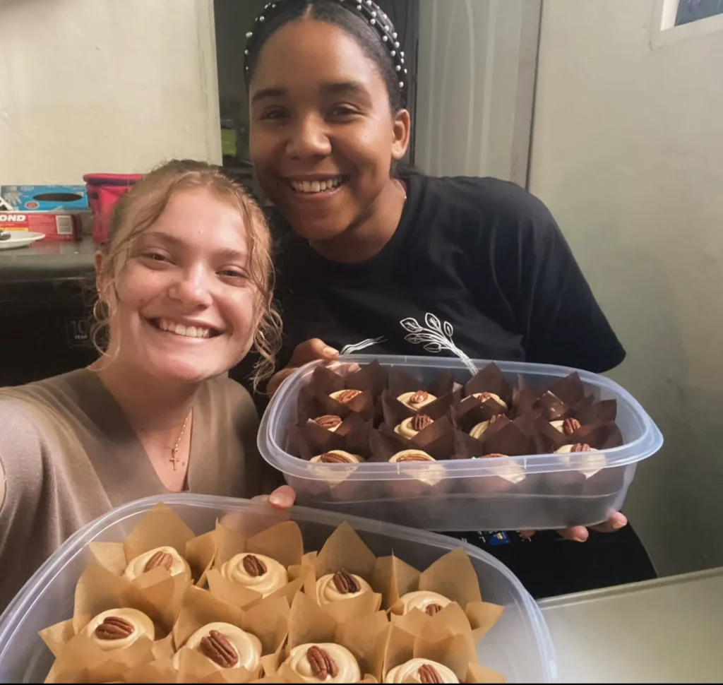 Jovenes mostrando los cupcakes en The Greenhouse