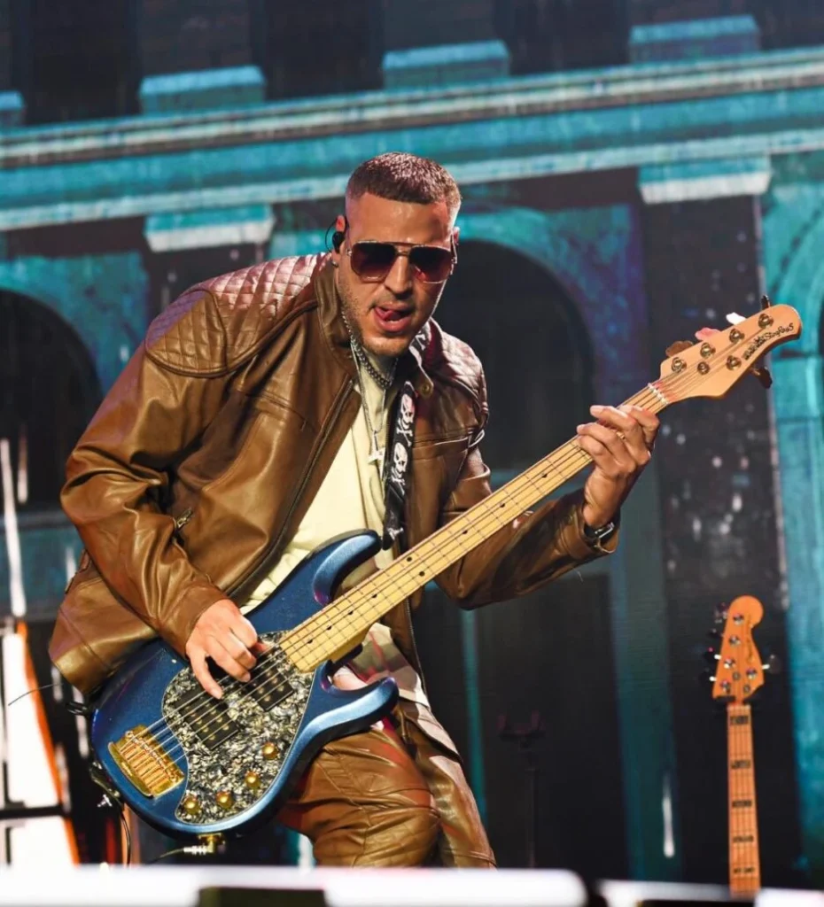 Max Santos, bajista del grupo Aventura.