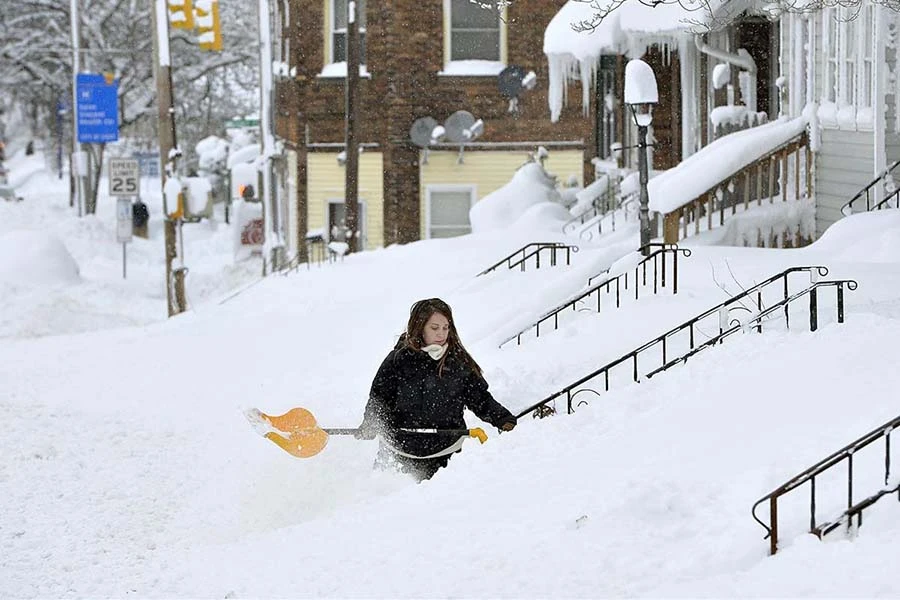 Mujer limpiando Nieve en Pensylvania
