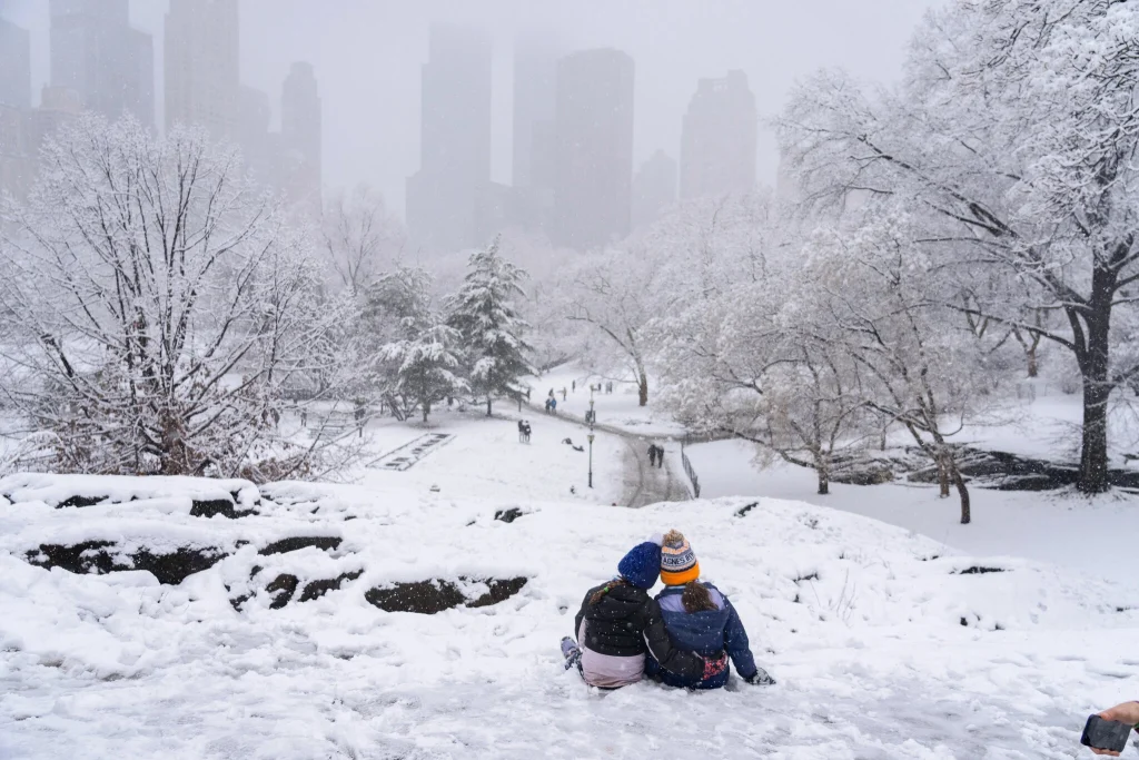 Pareja mirando durante nevada en New York