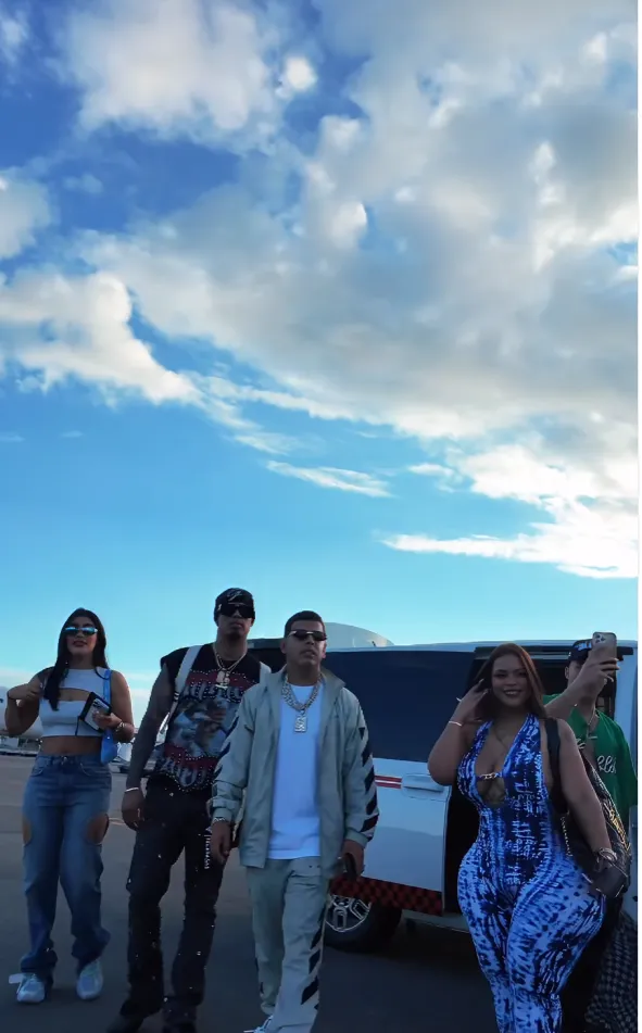 Tito “El Bambino” junto a los participantes del Reality