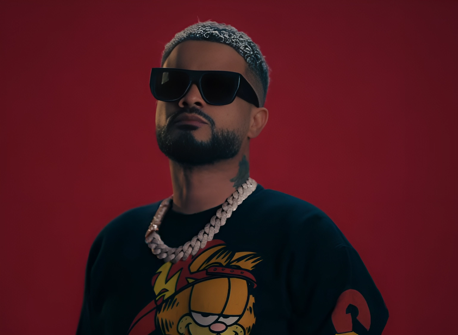 cantante don miguelo, escena de su nuevo tema miky maus