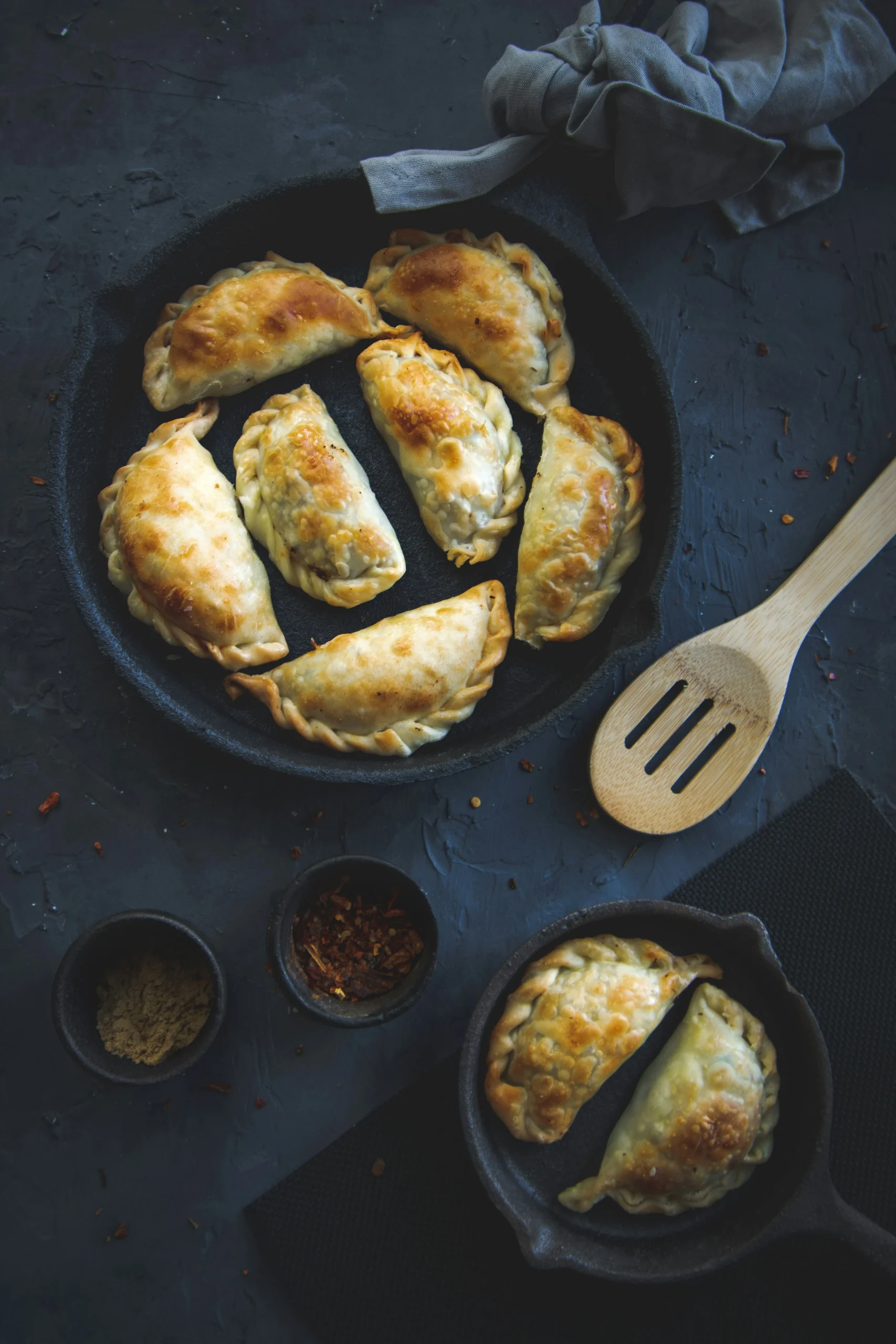 Foto por <a href="https://unsplash.com/@delfinaiacub?utm_source=unsplash&utm_medium=referral&utm_content=creditCopyText">Delfina Iacub</a> on <a href="https://unsplash.com/photos/fried-food-on-black-pan-JDAs0hvaEVI?utm_source=unsplash&utm_medium=referral&utm_content=creditCopyText">Unsplash</a>