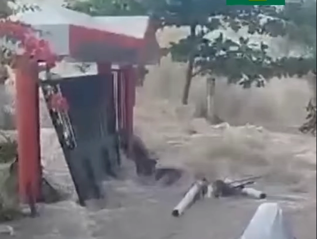 estalla tuberia y destroza cuatro viviendas estalla tuberia y destroza cuatro viviendas