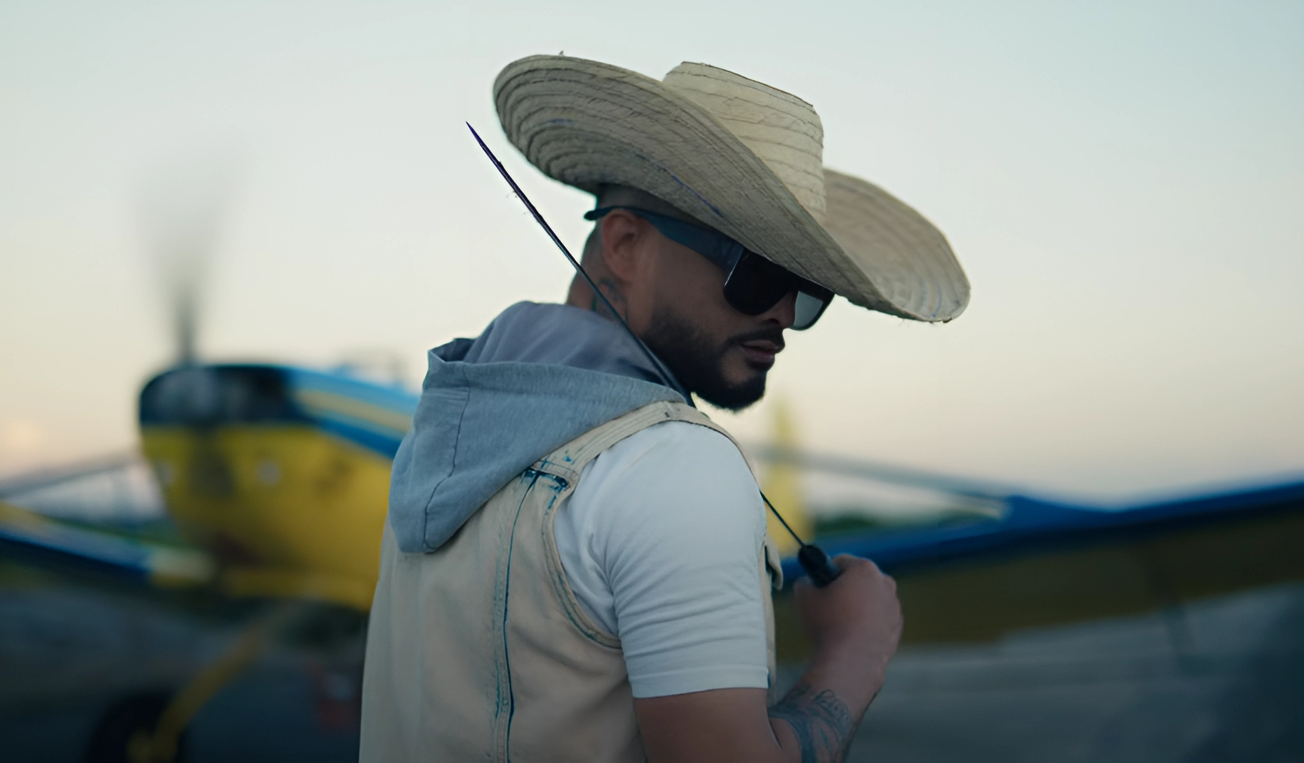 imagen de don miguelo en su video oficial miky maus