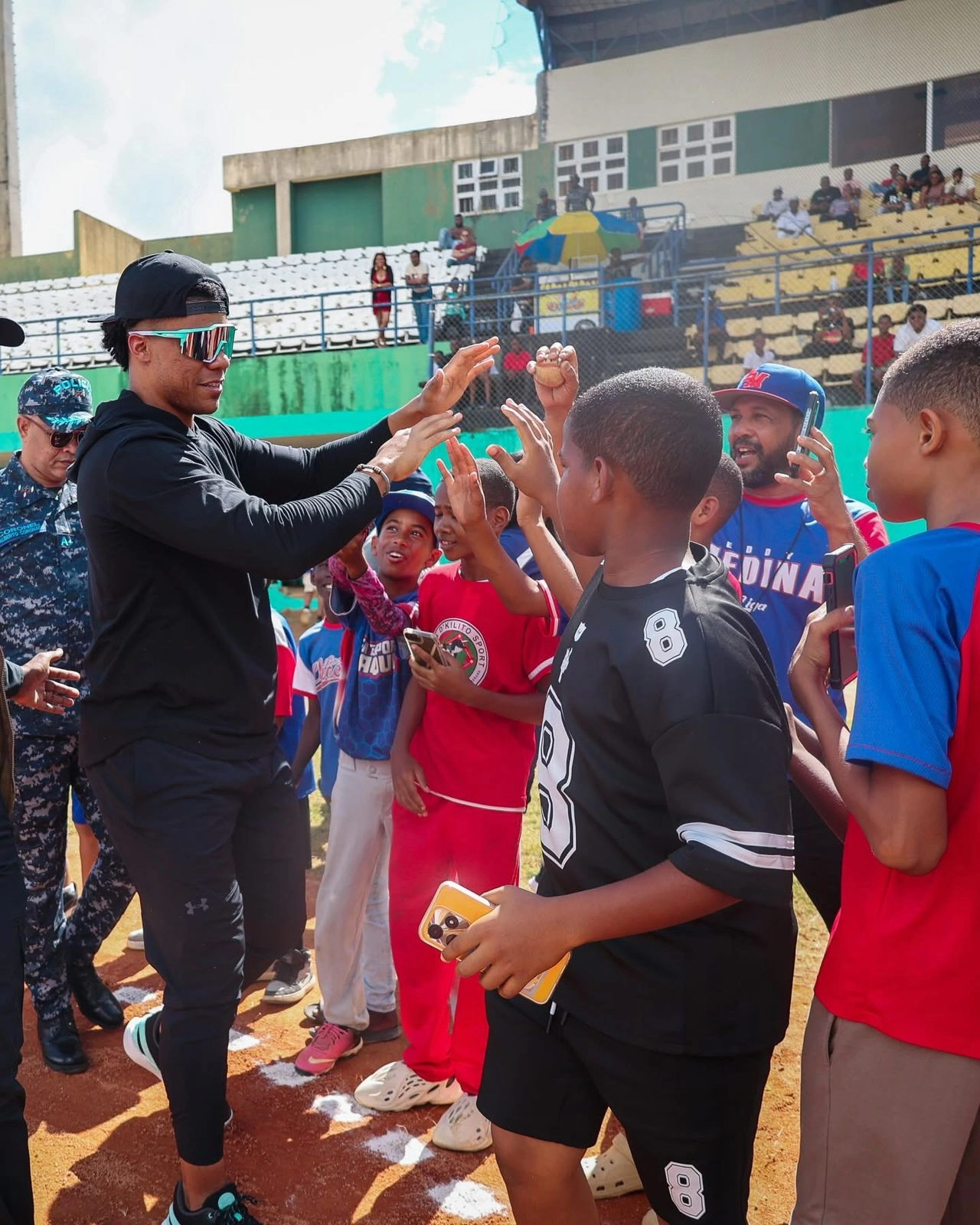 juan soto compartiendo con niños y jovenes en monte plata juan soto compartiendo con niños y jovenes en monte plata