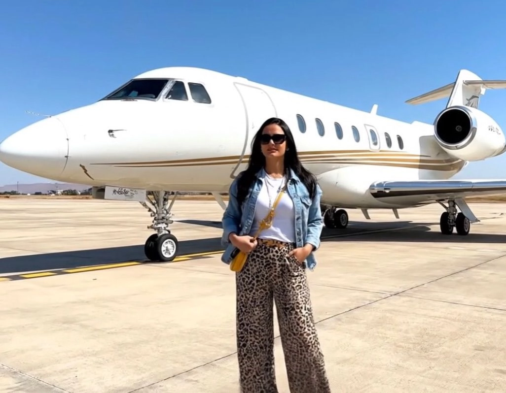 larimar fiallo delante de un jet