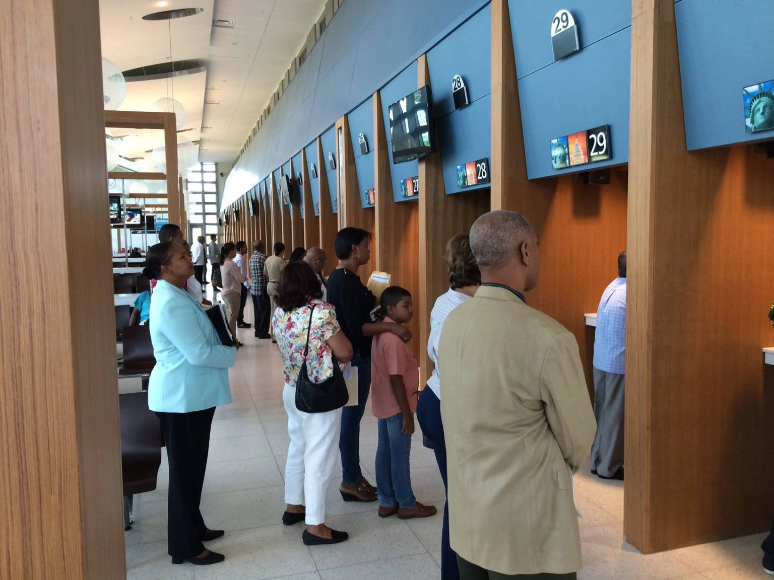 personas en embajada de eeuu referencial