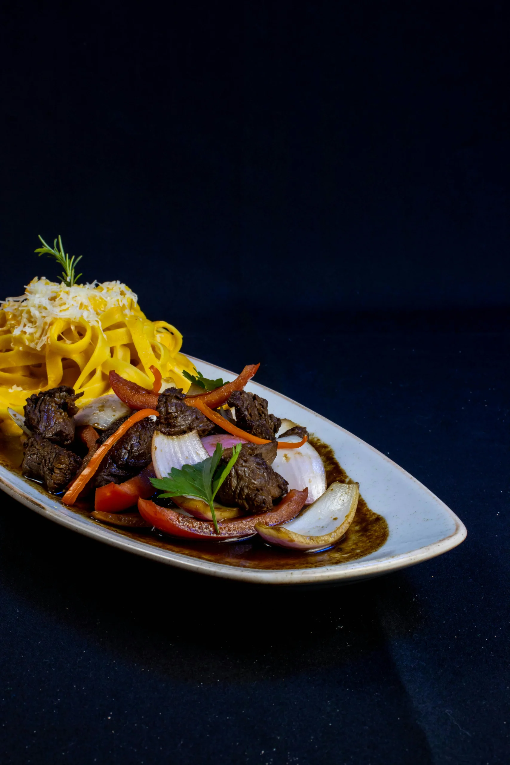 <a href="https://www.pexels.com/photo/lomo-saltado-with-fettuccine-17025151/">Foto por Luigie Guissepe Marin Astete via Pexels.</a>