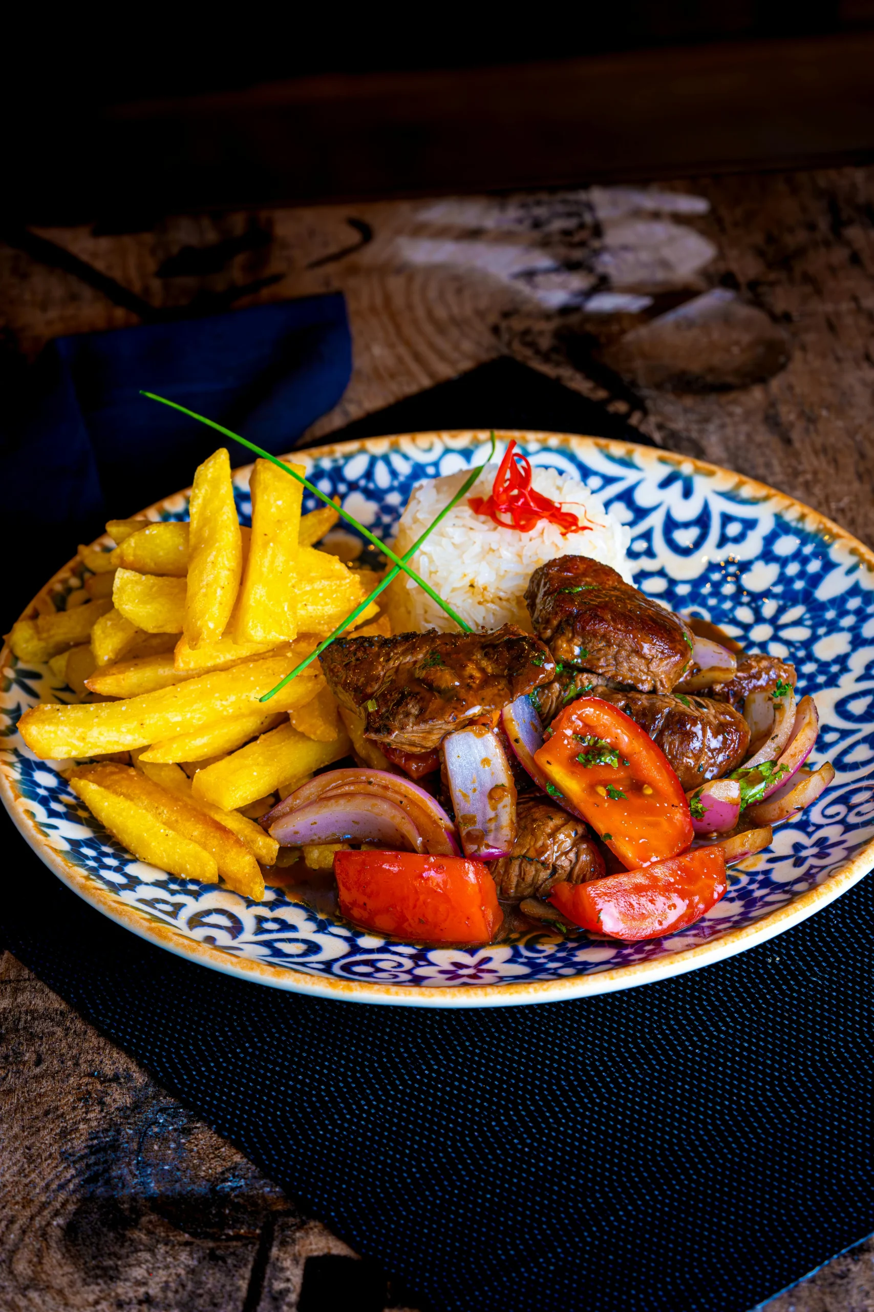 <a href="https://www.pexels.com/photo/delicious-lomo-saltado-with-crispy-fries-28503590/">Foto por Nano Erdozain via Pexels.</a>