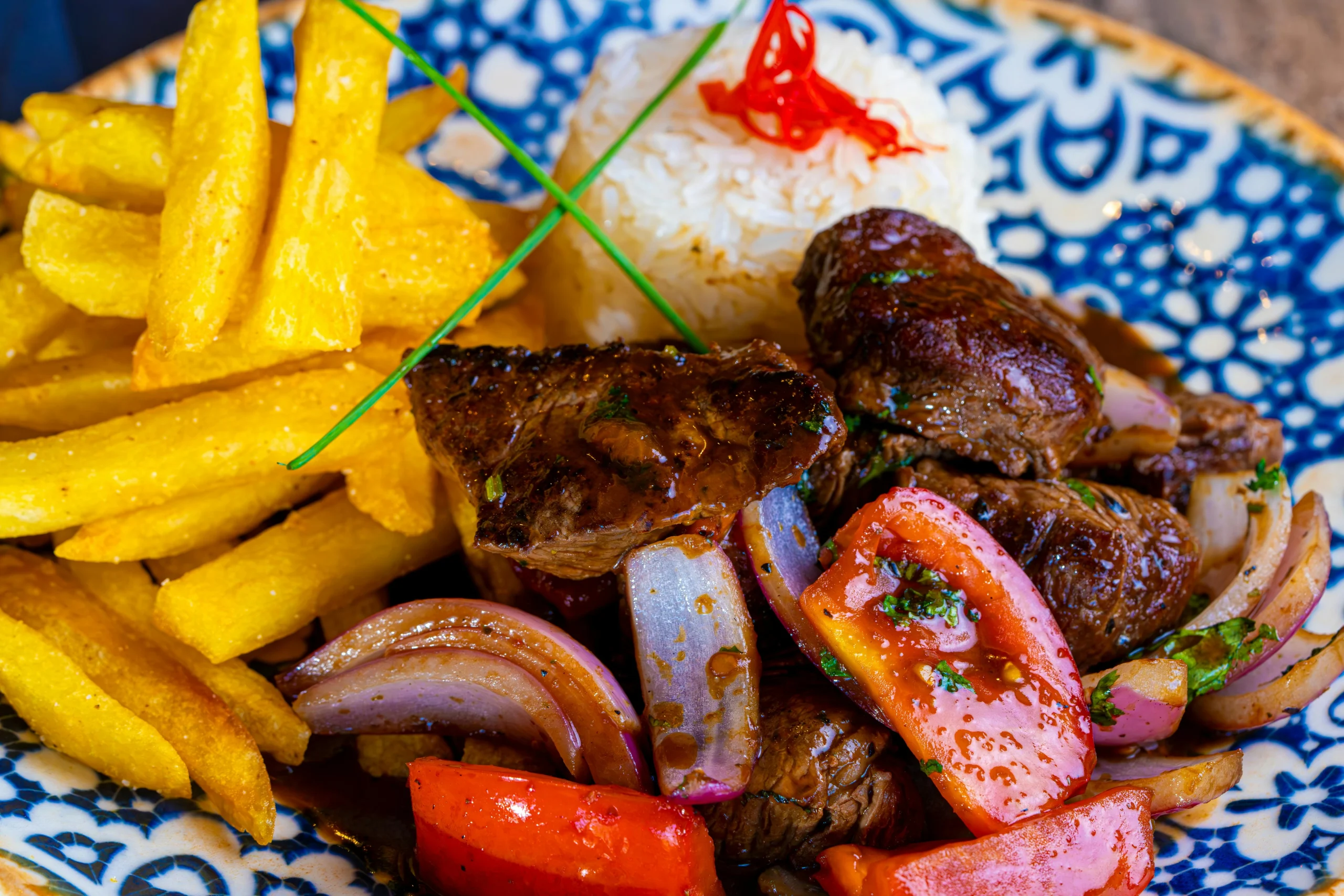 <a href="https://www.pexels.com/photo/delicious-peruvian-lomo-saltado-with-fries-28503593/">Foto por Nano Erdozain via Pexels.</a>