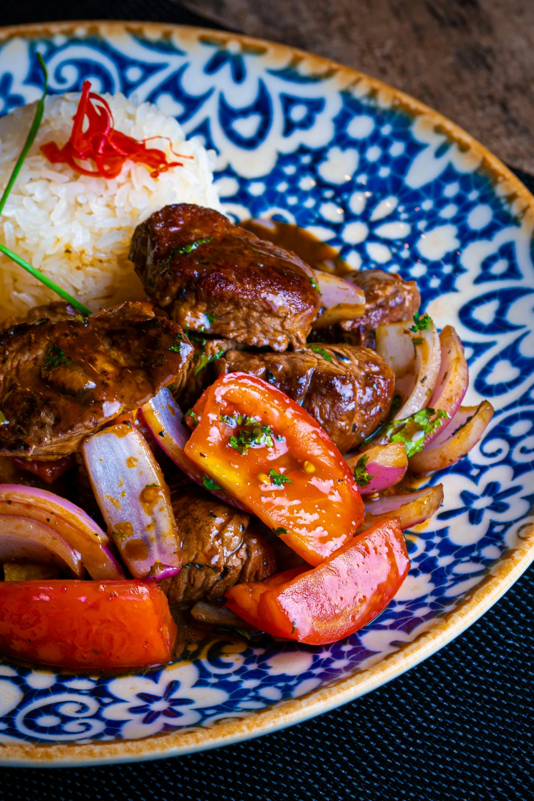<a href="https://www.pexels.com/photo/peruvian-lomo-saltado-with-rice-in-blue-ceramic-plate-28503600/">Foto por Nano Erdozain via Pexels.</a>