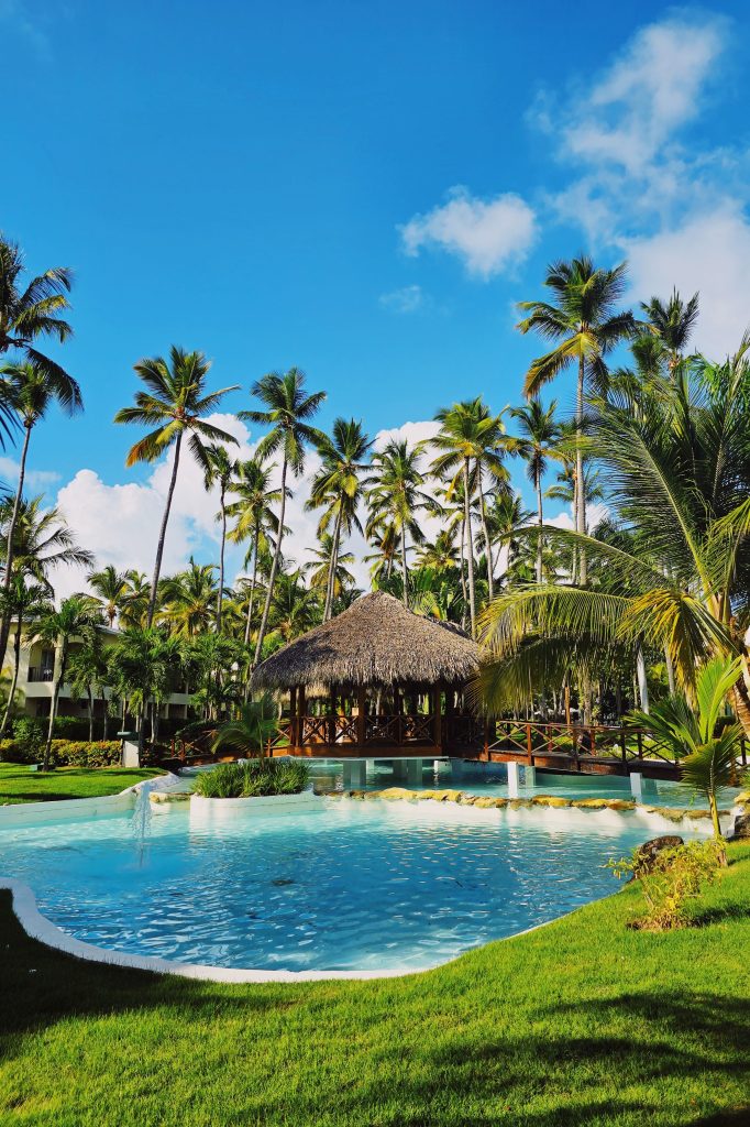 Piscina y vegetación tropical en Punta Cana