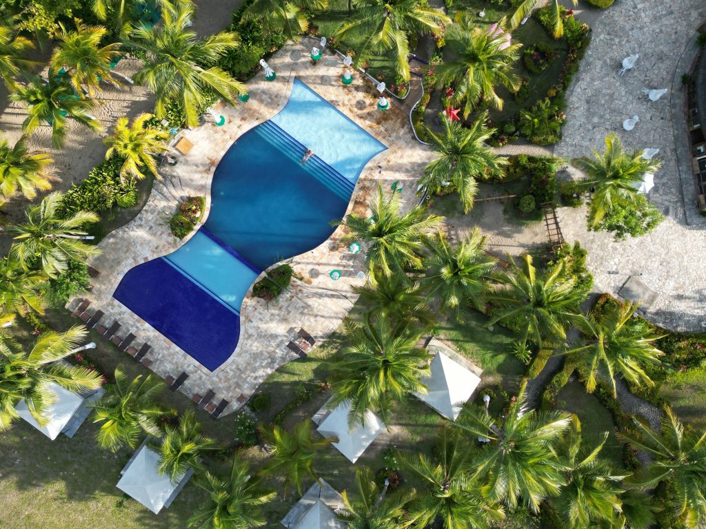 Piscina tropical rodeada de palmeras en Punta Cana