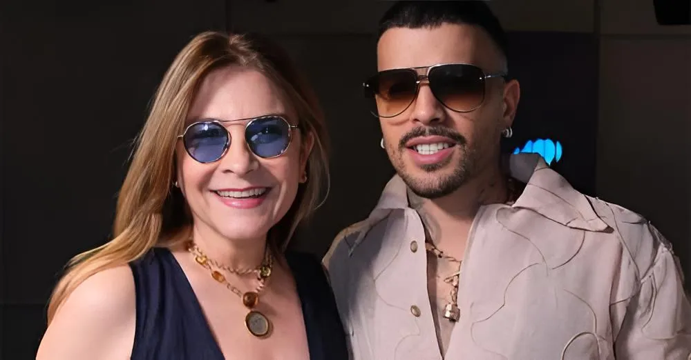 rauw alejandro junto a la alcaldesa carolina mejia