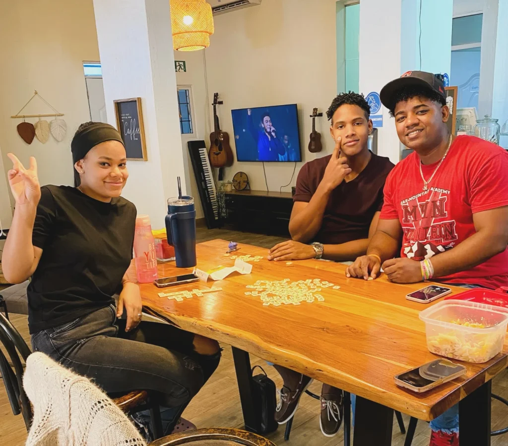 son una comunidad, jugando juegos familiares