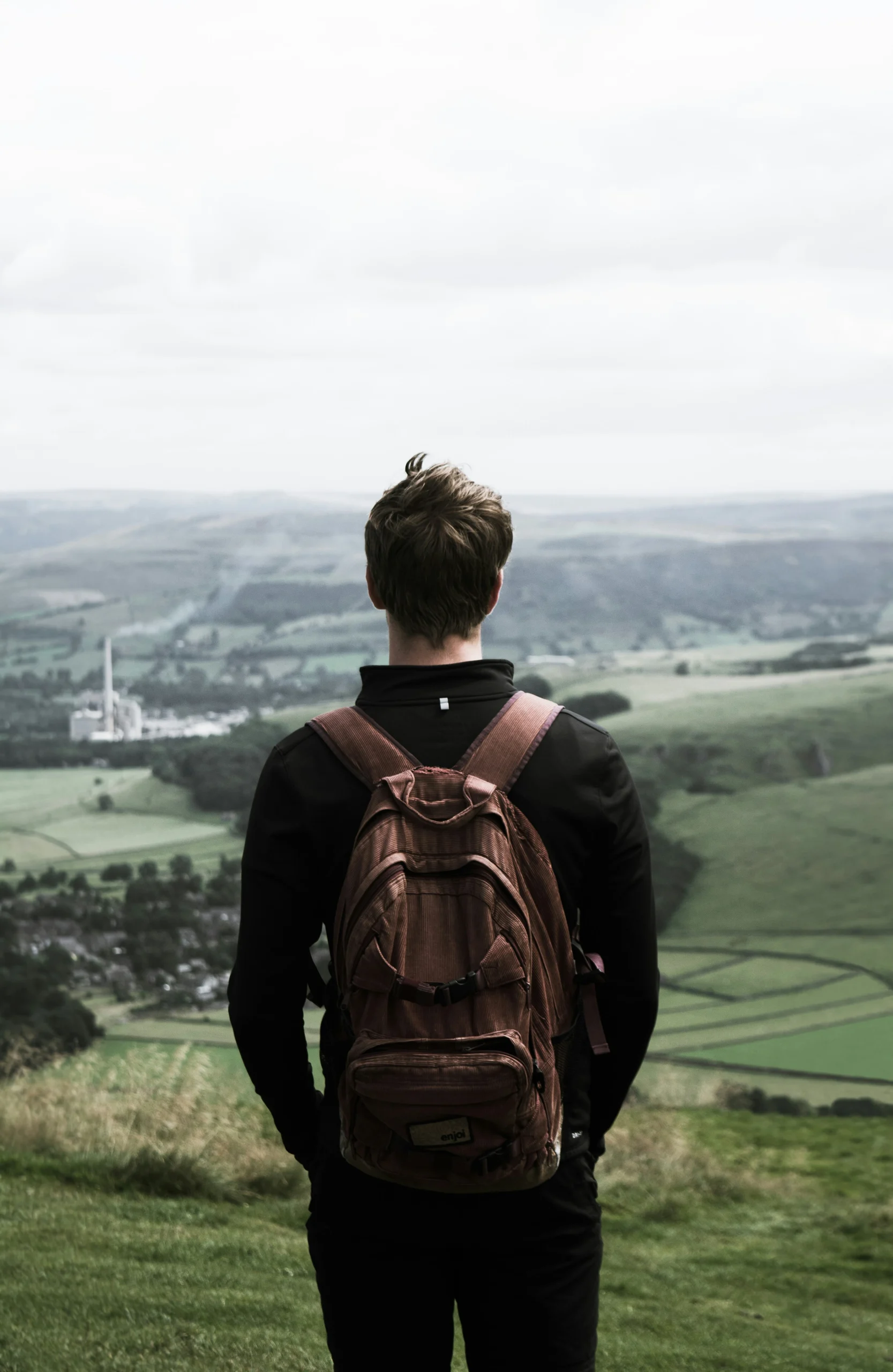 Foto por  <a href="https://unsplash.com/@abrkett?utm_source=unsplash&utm_medium=referral&utm_content=creditCopyText">Adam Birkett</a> on <a href="https://unsplash.com/photos/person-overlooking-on-tall-trees-during-daytime-z_MlmEelJpE?utm_source=unsplash&utm_medium=referral&utm_content=creditCopyText">Unsplash</a>