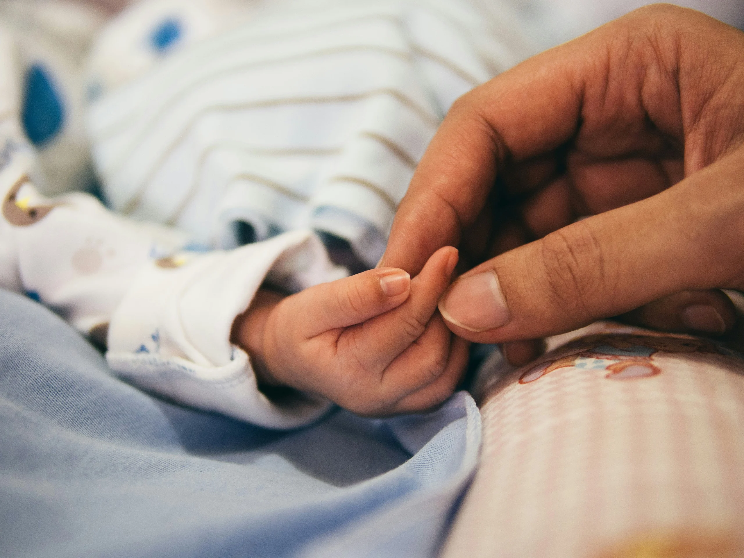 Foto de <a href="https://unsplash.com/es/@adroman?utm_source=unsplash&utm_medium=referral&utm_content=creditCopyText">Aditya Romansa</a> en <a href="https://unsplash.com/es/fotos/person-holding-babys-index-finger-5zp0jym2w9M?utm_source=unsplash&utm_medium=referral&utm_content=creditCopyText">Unsplash</a> 