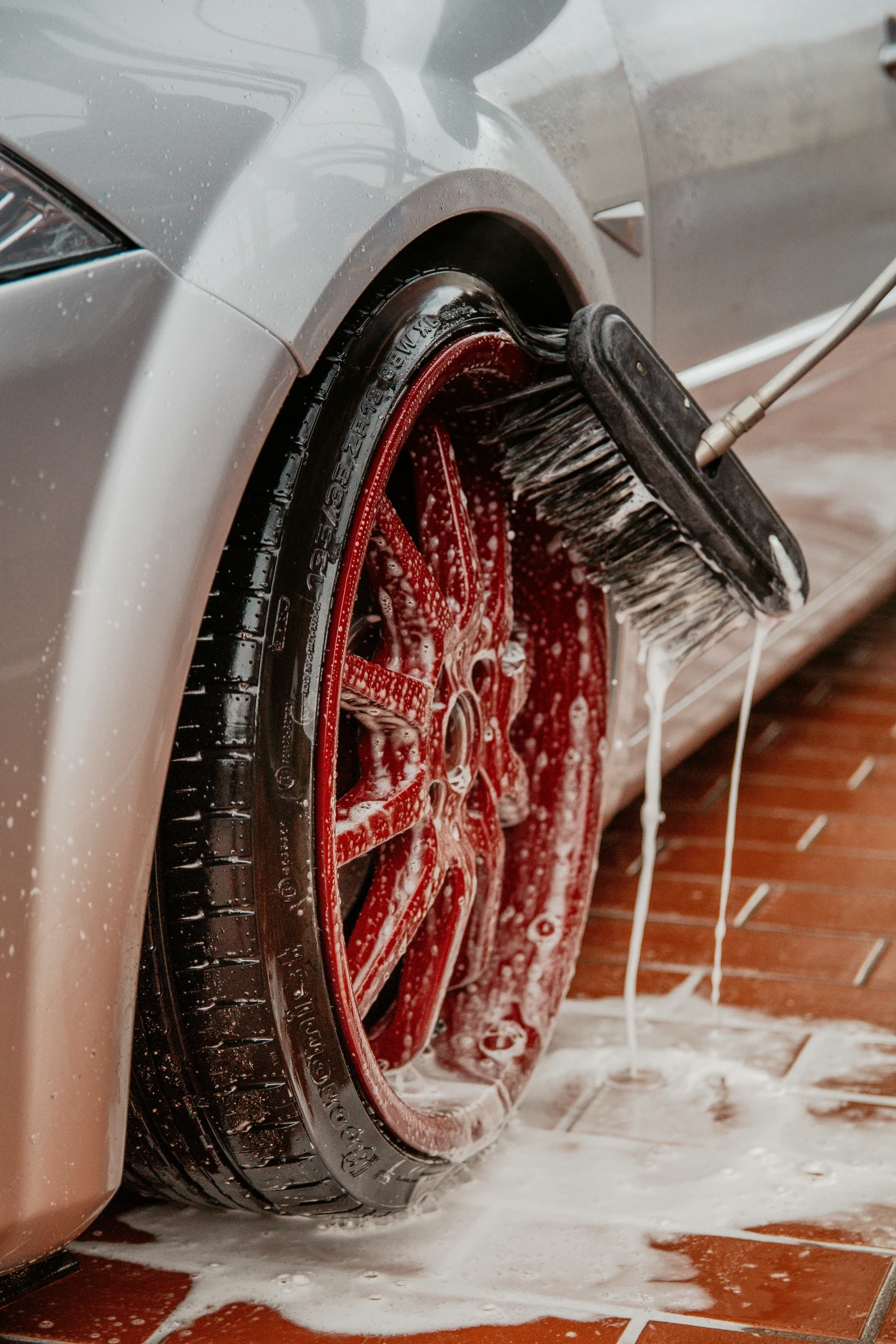 Foto por <a href="https://unsplash.com/@dascal?utm_source=unsplash&utm_medium=referral&utm_content=creditCopyText">Adrian Dascal</a> on <a href="https://unsplash.com/photos/wheel-being-washed-Ce_gQ7Z0eAc?utm_source=unsplash&utm_medium=referral&utm_content=creditCopyText">Unsplash</a>