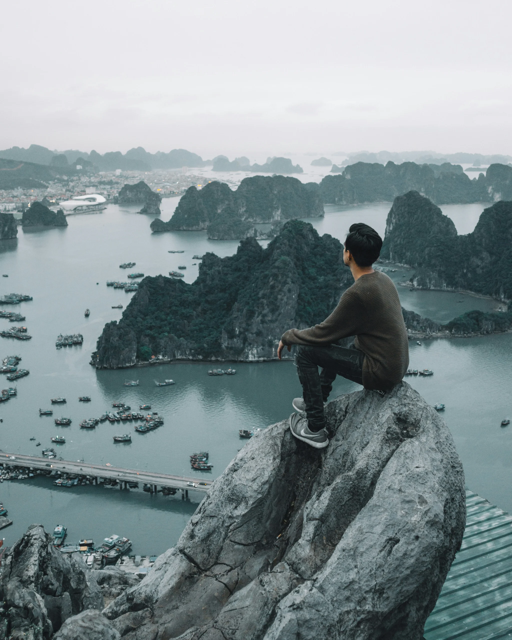 Foto por <a href="https://unsplash.com/@alexazabache?utm_source=unsplash&utm_medium=referral&utm_content=creditCopyText">Alex Azabache</a> on <a href="https://unsplash.com/photos/man-sitting-on-cliff-QLvTmZmwbfM?utm_source=unsplash&utm_medium=referral&utm_content=creditCopyText">Unsplash</a>