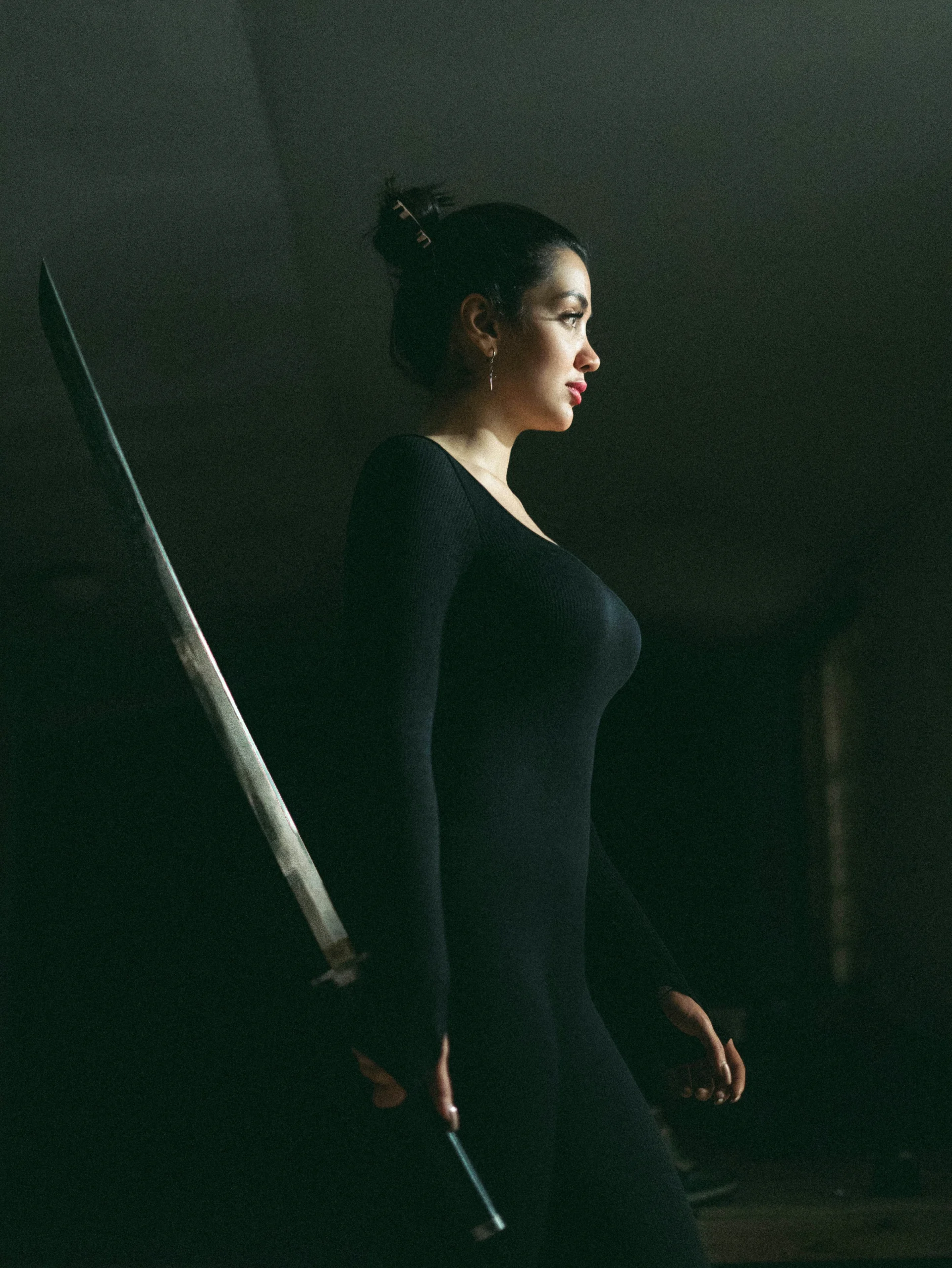 Foto por <a href="https://unsplash.com/@ahcapture?utm_source=unsplash&utm_medium=referral&utm_content=creditCopyText">Alireza heidarpour</a> on <a href="https://unsplash.com/photos/woman-in-black-dress-holding-a-sword-UsW7eesIeZY?utm_source=unsplash&utm_medium=referral&utm_content=creditCopyText">Unsplash</a>