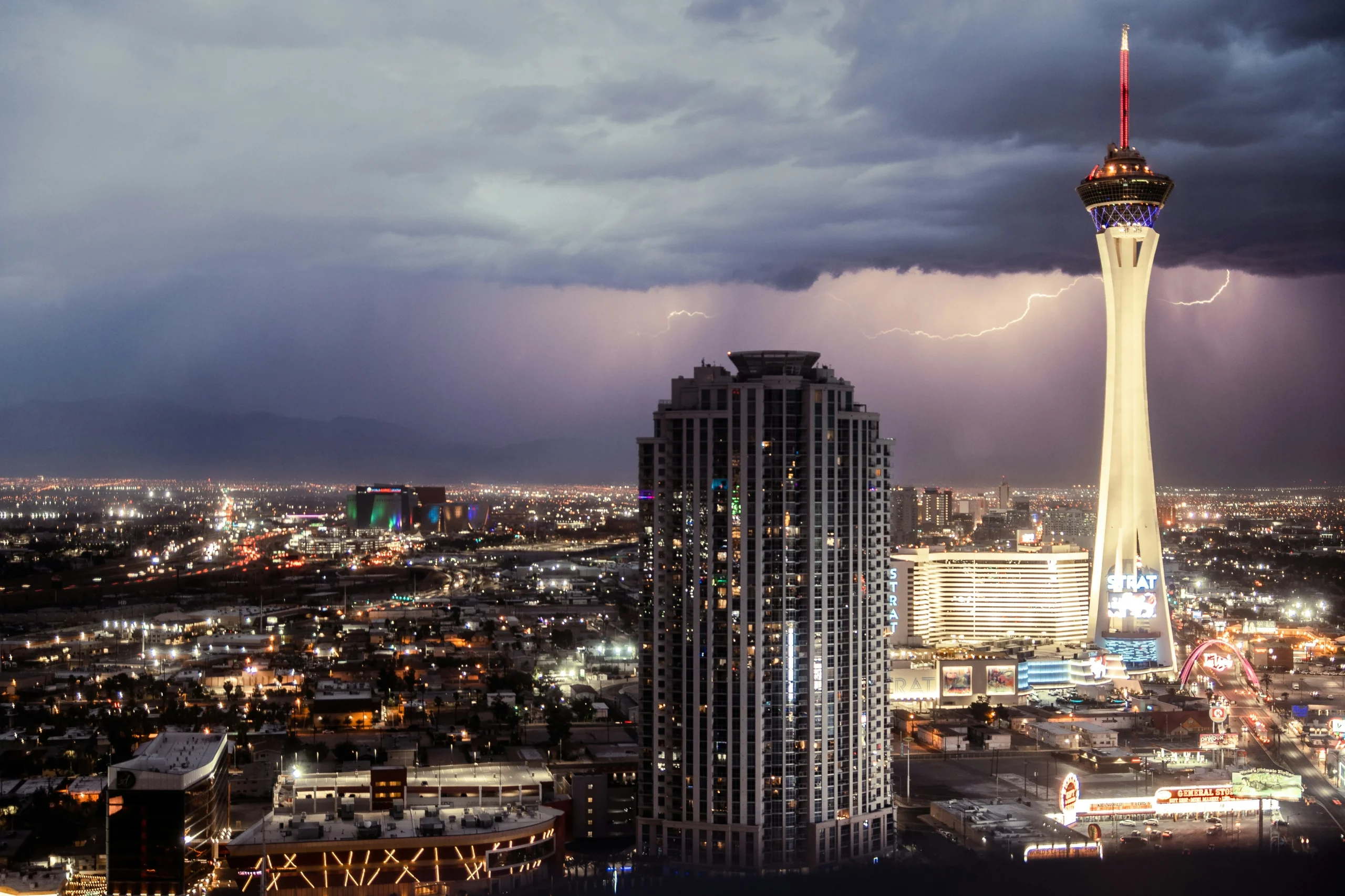 Foto por <a href="https://unsplash.com/@andraes_arteaga?utm_source=unsplash&utm_medium=referral&utm_content=creditCopyText">Andraes Arteaga</a> on <a href="https://unsplash.com/photos/a-lightning-bolt-strikes-over-a-city-at-night-H9LGfqnVKtQ?utm_source=unsplash&utm_medium=referral&utm_content=creditCopyText">Unsplash</a>