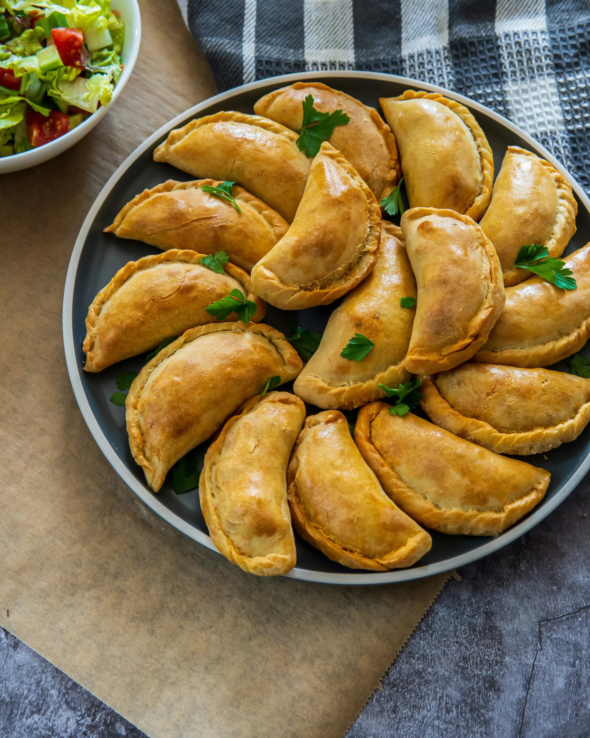 Foto por <a href="https://unsplash.com/@uniqueton?utm_source=unsplash&utm_medium=referral&utm_content=creditCopyText">Anton</a> on <a href="https://unsplash.com/photos/brown-bread-on-gray-round-plate-kJ6myhO23PI?utm_source=unsplash&utm_medium=referral&utm_content=creditCopyText">Unsplash</a>