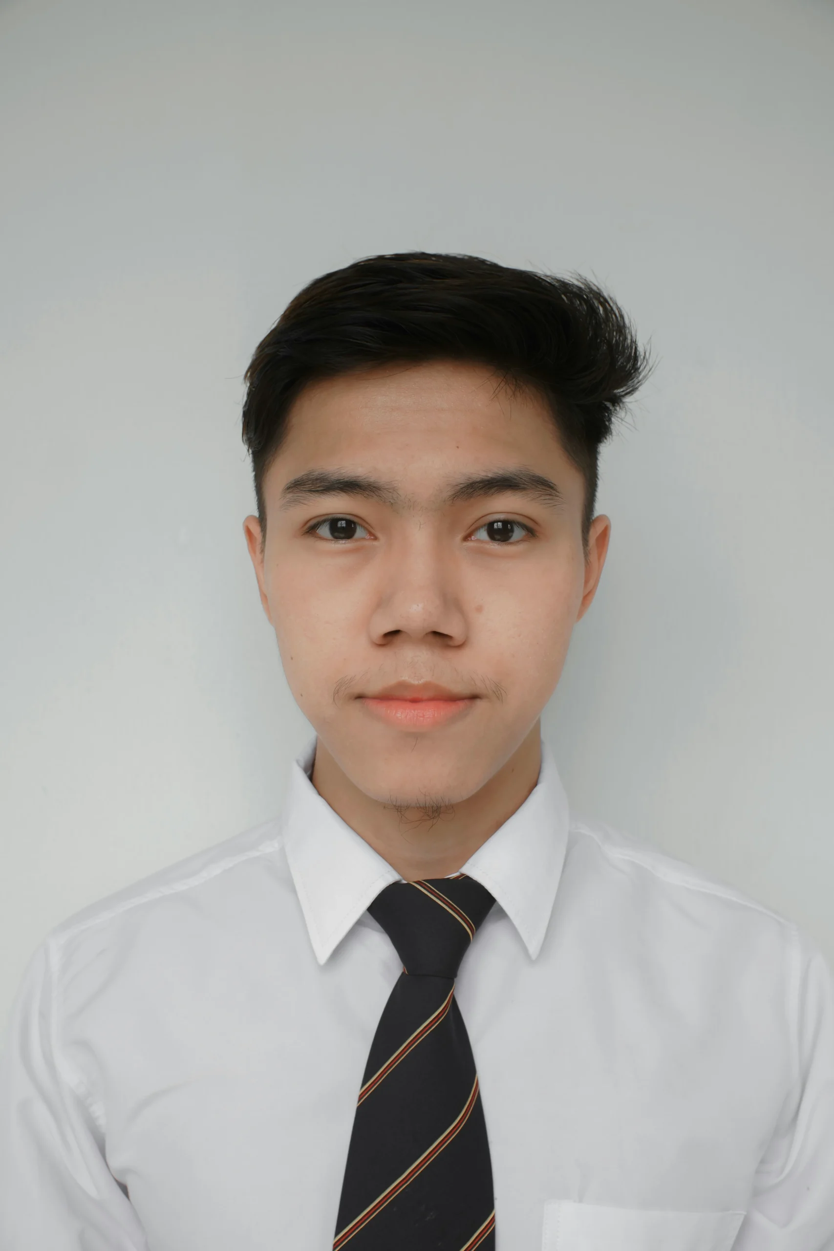 Foto por <a href="https://unsplash.com/@aungswamnyi?utm_source=unsplash&utm_medium=referral&utm_content=creditCopyText">aung swam nyi</a> on <a href="https://unsplash.com/photos/a-man-wearing-a-white-shirt-and-a-tie-8OWcgGeB-Rk?utm_source=unsplash&utm_medium=referral&utm_content=creditCopyText">Unsplash</a>