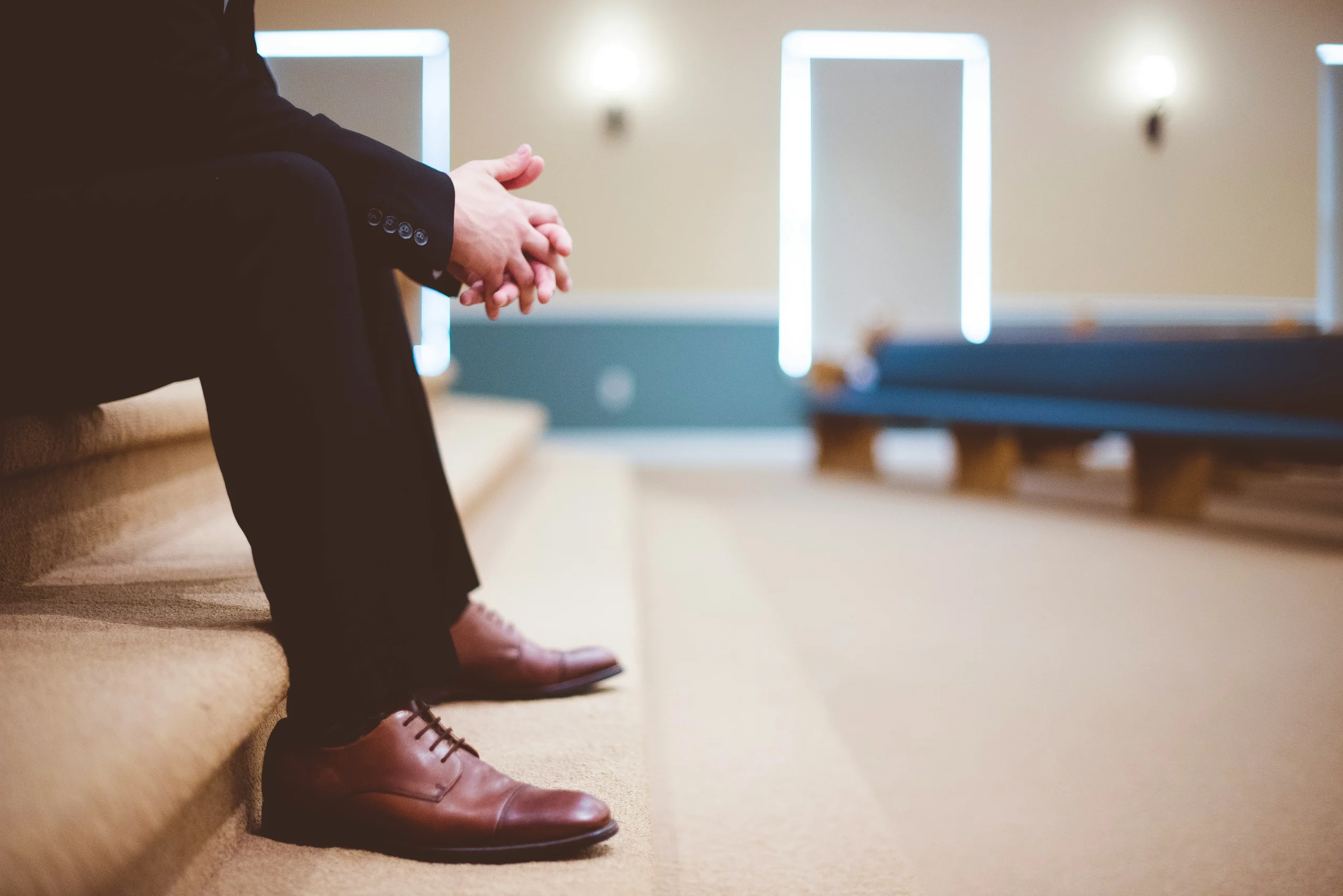 Foto por <a href="https://unsplash.com/@benwhitephotography?utm_source=unsplash&utm_medium=referral&utm_content=creditCopyText">Ben White</a> on <a href="https://unsplash.com/photos/man-in-black-pants-and-pair-of-brown-leather-lace-up-shoes-sitting-on-brown-carpeted-stairs-inside-room-9emAQvCJQ4c?utm_source=unsplash&utm_medium=referral&utm_content=creditCopyText">Unsplash</a>