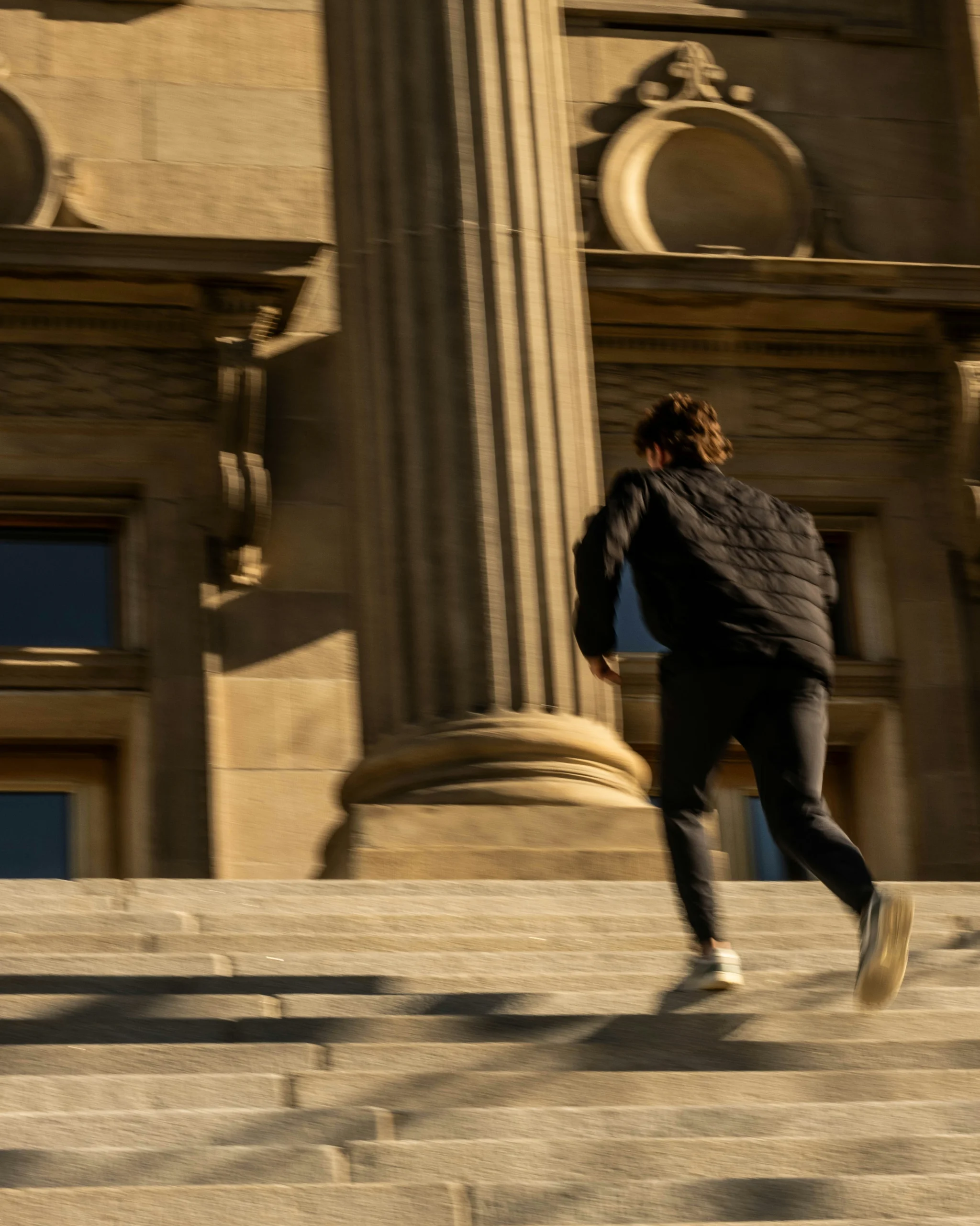 Foto por <a href="https://unsplash.com/@blakecheekk?utm_source=unsplash&utm_medium=referral&utm_content=creditCopyText">Blake Cheek</a> on <a href="https://unsplash.com/photos/a-man-running-down-a-flight-of-stairs-in-front-of-a-building-9JkbsDk2KqA?utm_source=unsplash&utm_medium=referral&utm_content=creditCopyText">Unsplash</a>