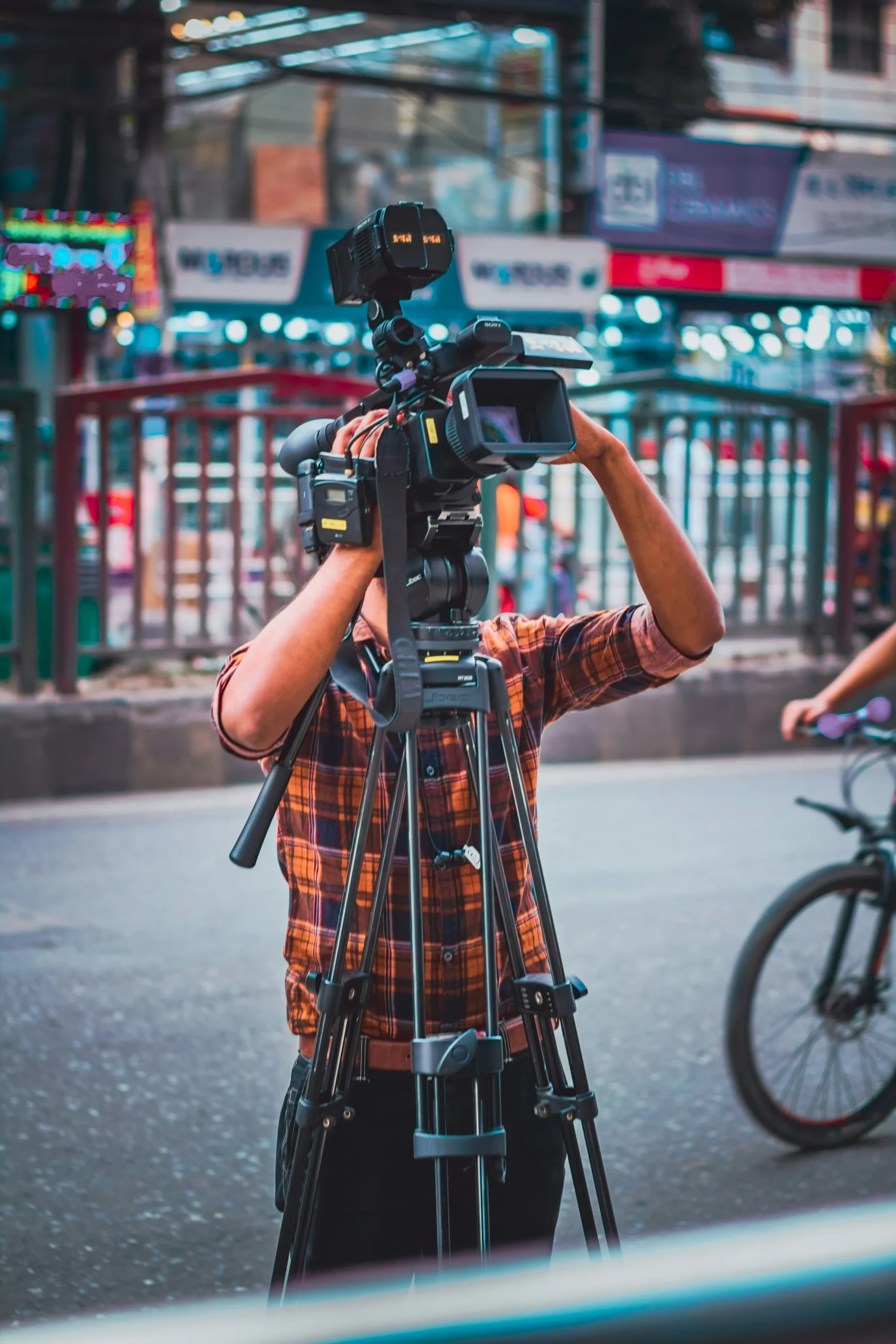 Foto de <a href="https://unsplash.com/es/@bornil?utm_source=unsplash&utm_medium=referral&utm_content=creditCopyText">Bornil Amin</a> en <a href="https://unsplash.com/es/fotos/un-hombre-de-pie-junto-a-una-bicicleta-sosteniendo-una-camara-4FinCAqP32Q?utm_source=unsplash&utm_medium=referral&utm_content=creditCopyText">Unsplash</a> 