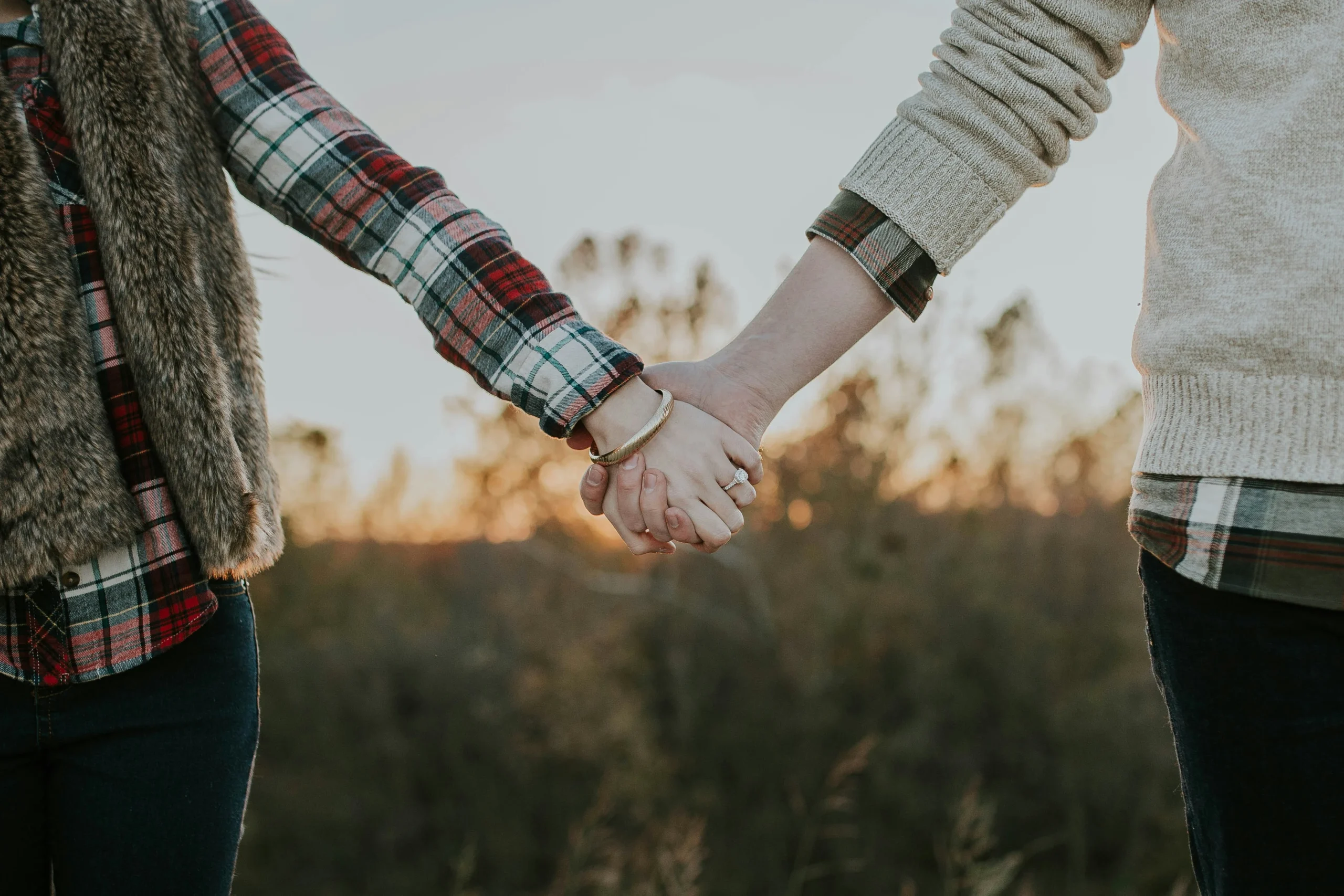 Foto por <a href="https://unsplash.com/@brookecagle?utm_source=unsplash&utm_medium=referral&utm_content=creditCopyText">Brooke Cagle</a> on <a href="https://unsplash.com/photos/two-person-holding-hands-while-standing-oMtXGNw4ZEs?utm_source=unsplash&utm_medium=referral&utm_content=creditCopyText">Unsplash</a>