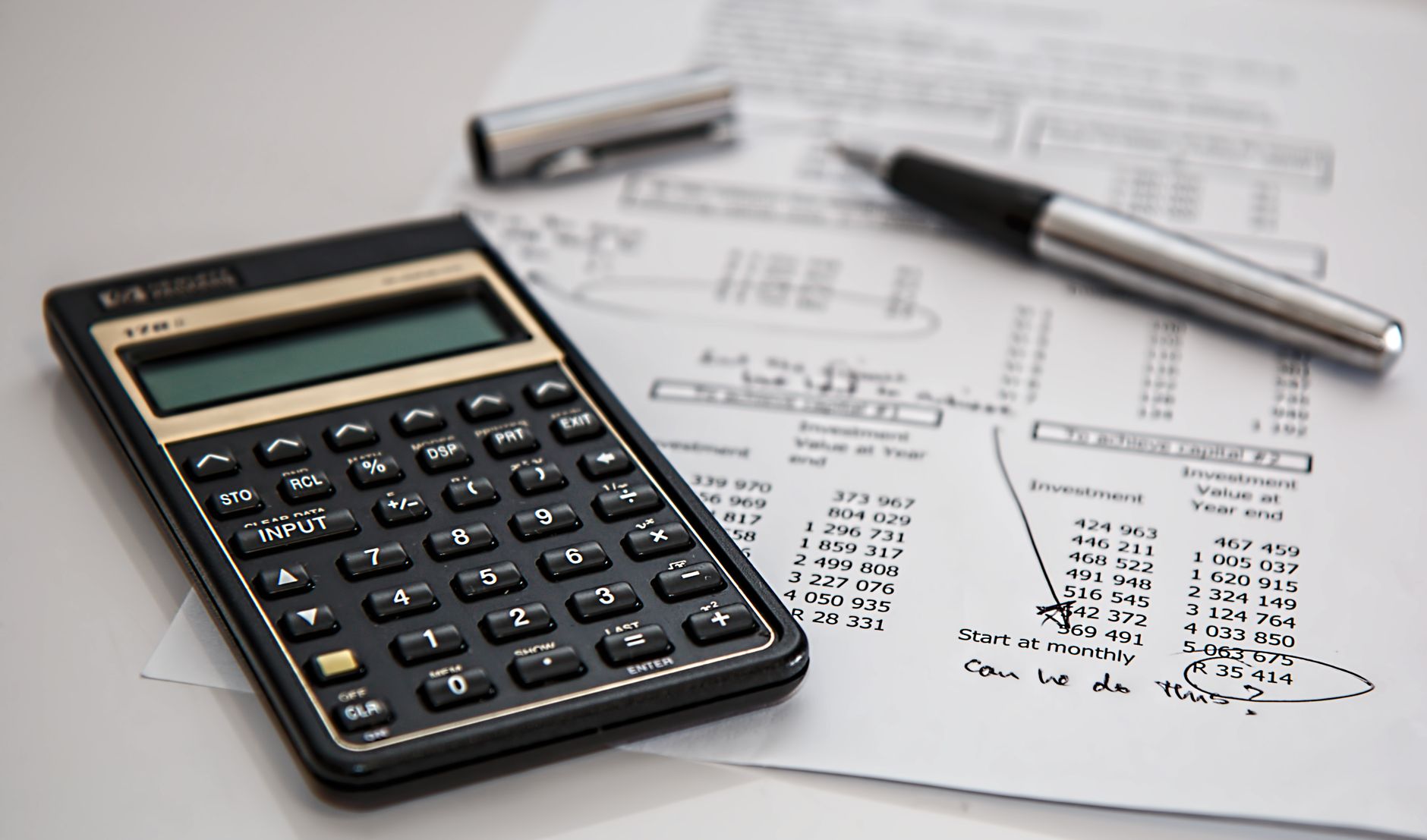 Calculadora y documentos financieros sobre una mesa