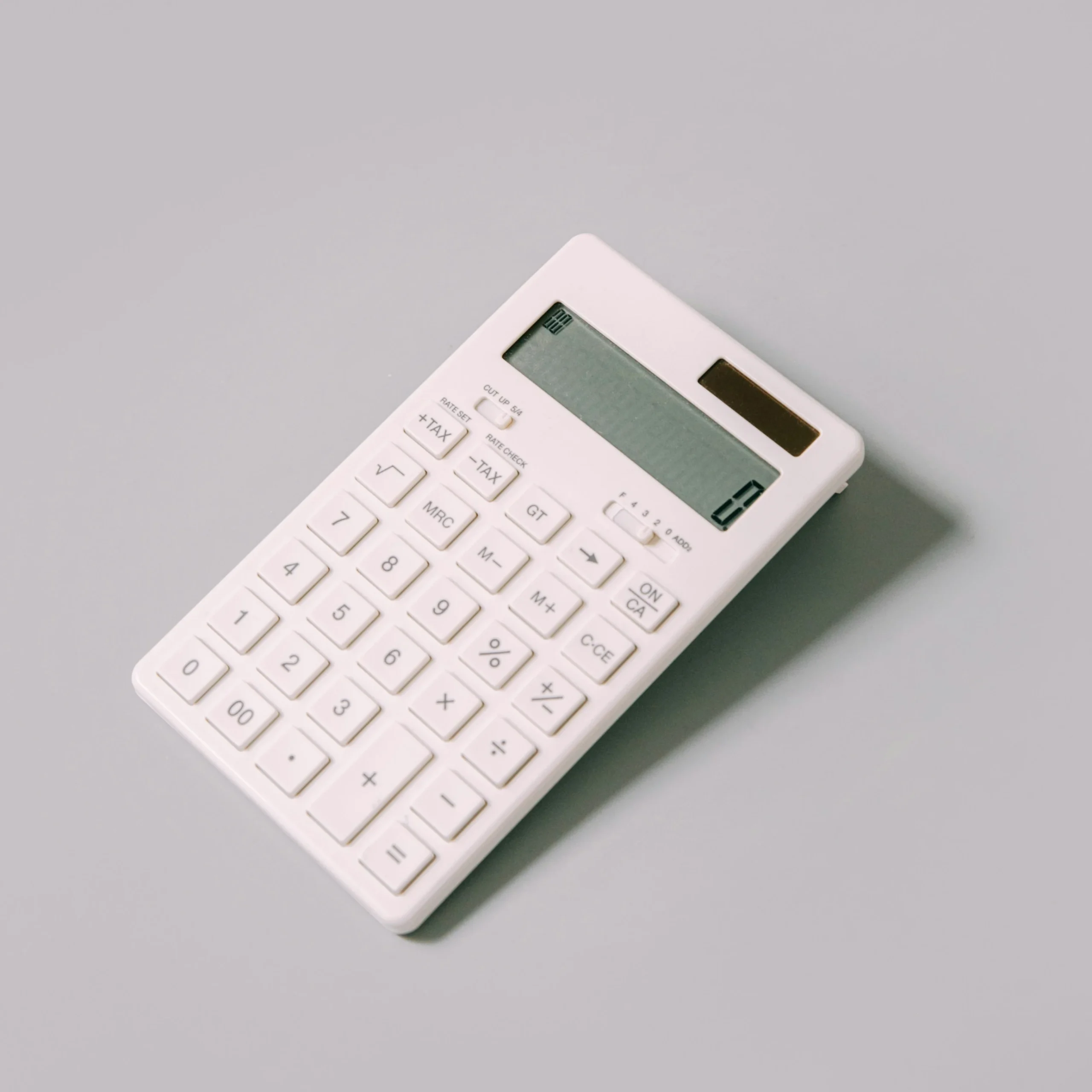 Foto por <a href="https://unsplash.com/@charlesdeluvio?utm_source=unsplash&utm_medium=referral&utm_content=creditCopyText">charlesdeluvio</a> on <a href="https://unsplash.com/photos/white-calculator-on-white-table-GlavtG-umzE?utm_source=unsplash&utm_medium=referral&utm_content=creditCopyText">Unsplash</a>