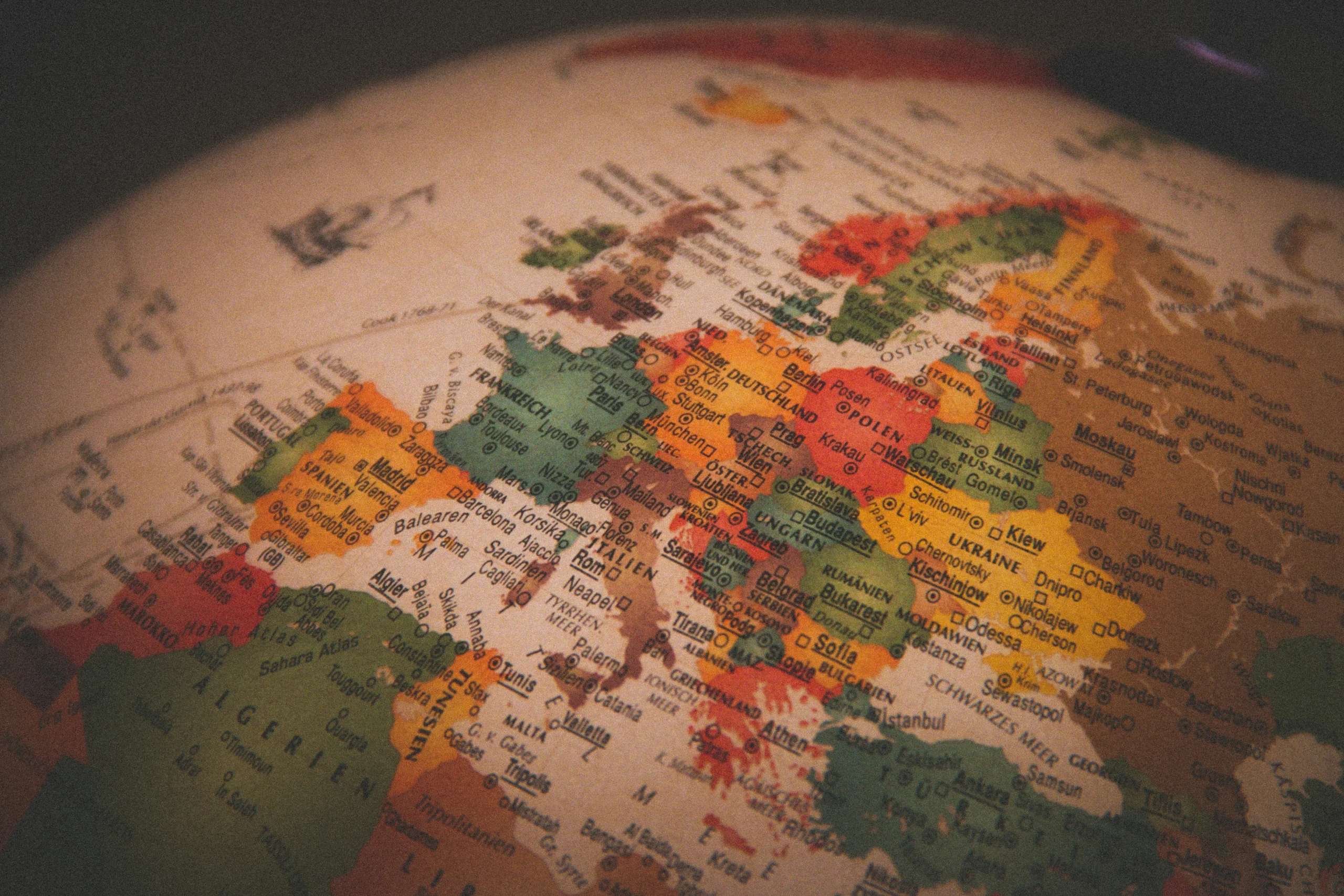 Foto por  <a href="https://unsplash.com/@christianlue?utm_source=unsplash&utm_medium=referral&utm_content=creditCopyText">Christian Lue</a> on <a href="https://unsplash.com/photos/white-red-and-green-map-7dEyTJ7-8os?utm_source=unsplash&utm_medium=referral&utm_content=creditCopyText">Unsplash</a>