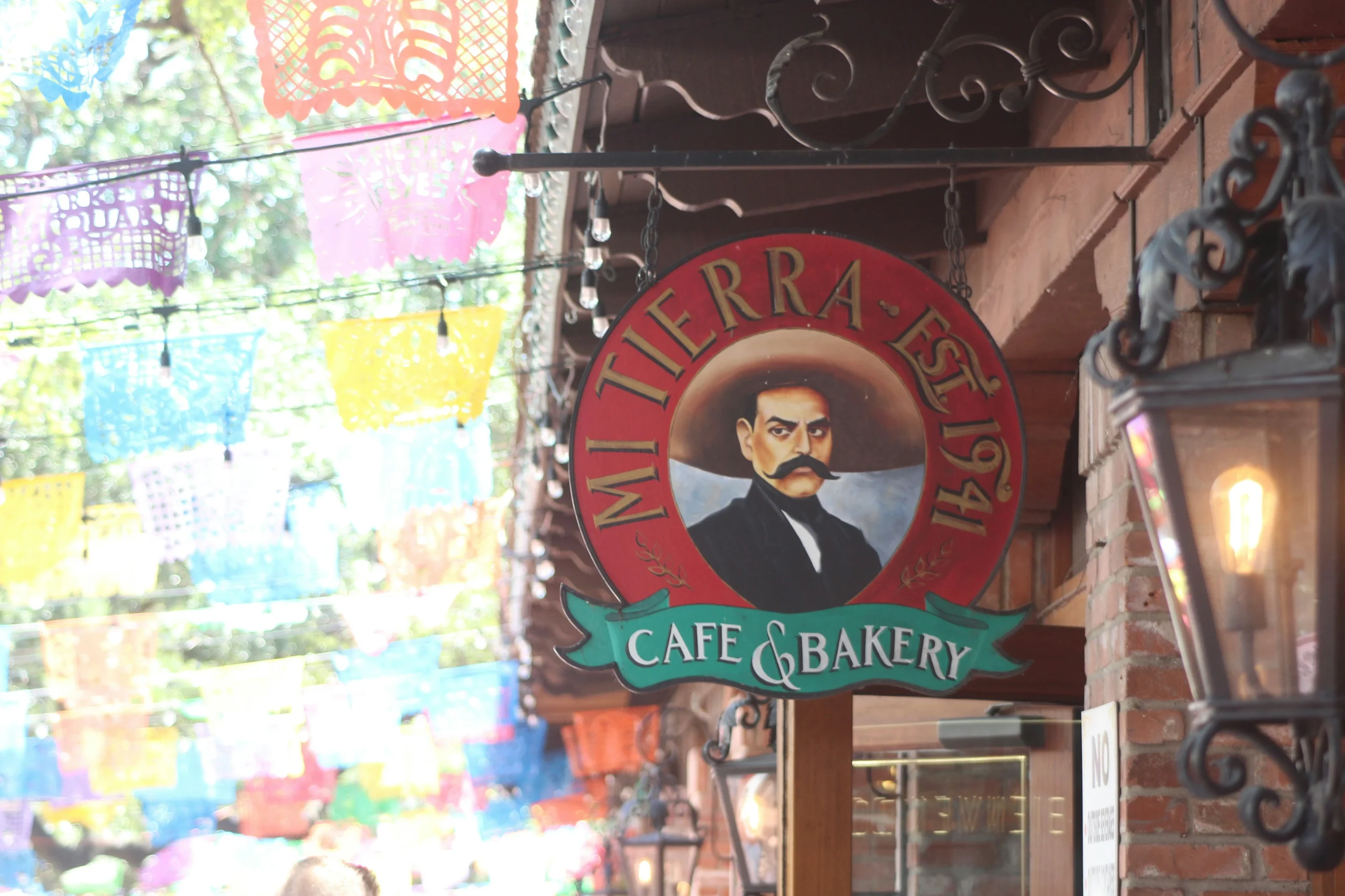 Foto por <a href="https://unsplash.com/@izelle?utm_source=unsplash&utm_medium=referral&utm_content=creditCopyText">Christy Ash</a> on <a href="https://unsplash.com/photos/mi-tierra-est-cafe-bakery-signage-qoKg0w2VVOs?utm_source=unsplash&utm_medium=referral&utm_content=creditCopyText">Unsplash</a>