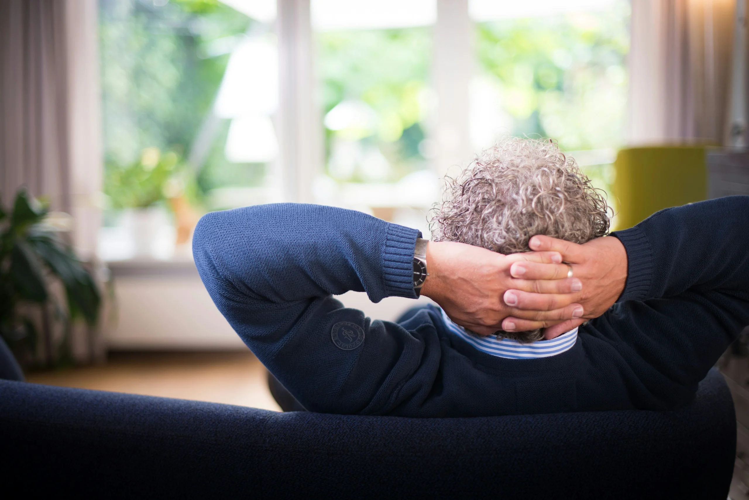 Foto por <a href="https://unsplash.com/@coena?utm_source=unsplash&utm_medium=referral&utm_content=creditCopyText">Coen Staal</a> on <a href="https://unsplash.com/photos/man-lying-on-black-couch-xrb1Y7As0pU?utm_source=unsplash&utm_medium=referral&utm_content=creditCopyText">Unsplash</a>