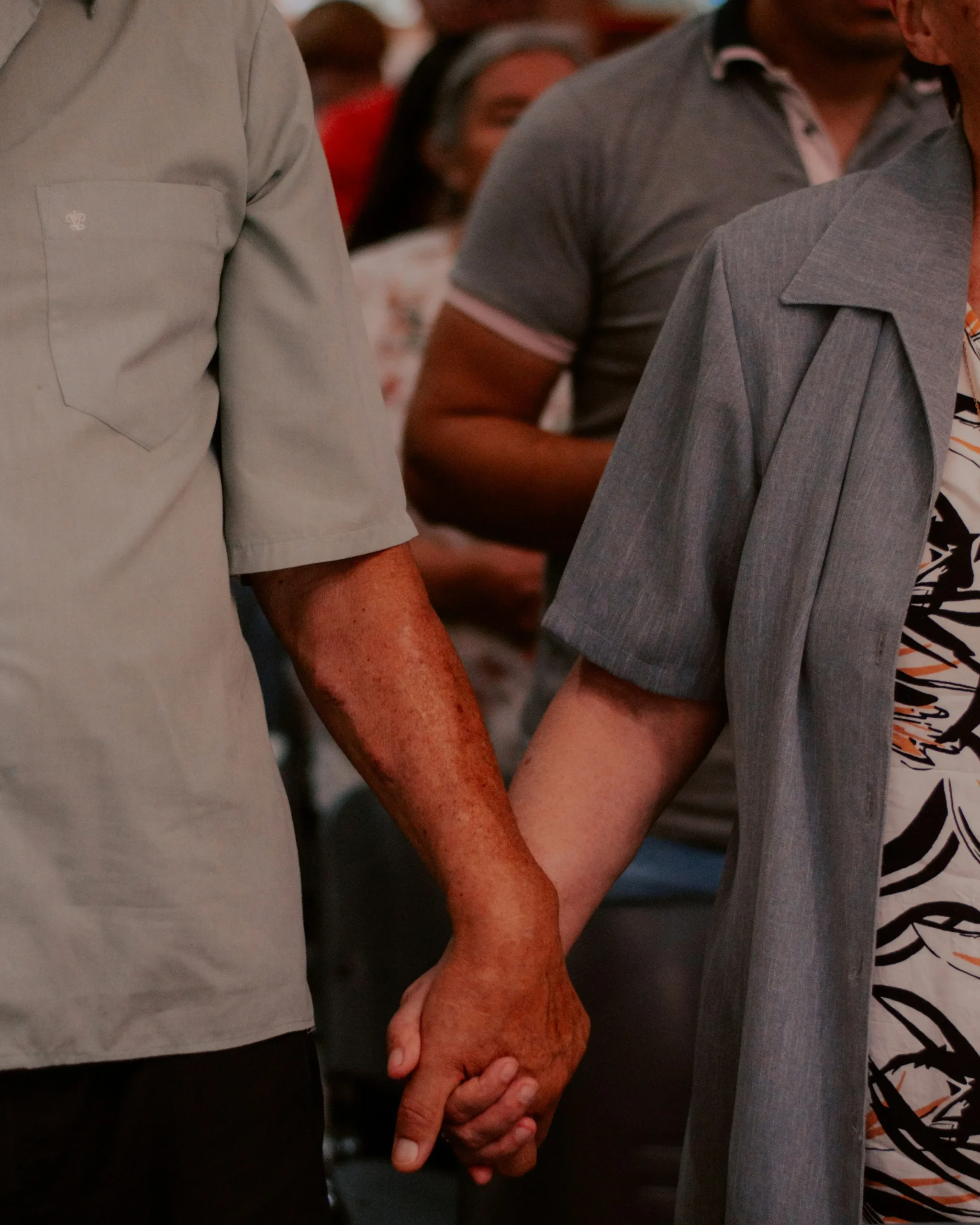 Foto de <a href="https://unsplash.com/es/@az_damariss?utm_source=unsplash&utm_medium=referral&utm_content=creditCopyText">Dámaris Azócar</a> en <a href="https://unsplash.com/es/fotos/un-hombre-y-una-mujer-tomados-de-la-mano-frente-a-una-multitud-yAYhZHmos_o?utm_source=unsplash&utm_medium=referral&utm_content=creditCopyText">Unsplash</a>