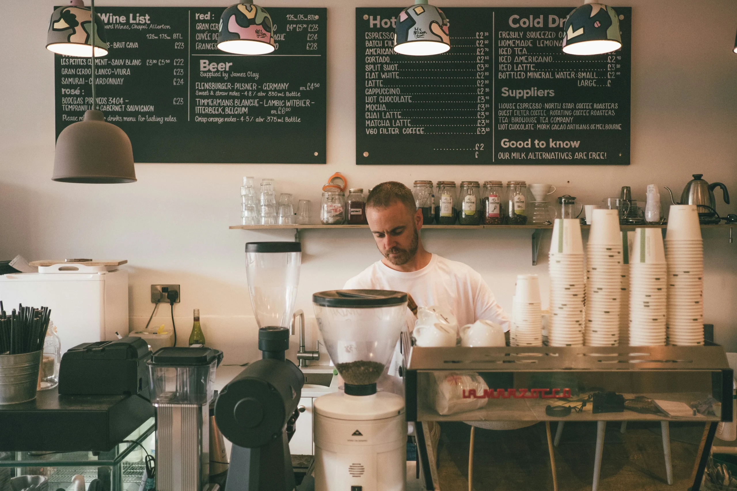 Foto por  <a href="https://unsplash.com/@dan__burton?utm_source=unsplash&utm_medium=referral&utm_content=creditCopyText">Dan Burton</a> on <a href="https://unsplash.com/photos/man-in-white-dress-shirt-standing-in-front-of-kitchen-counter-wHsOV75Xi8Y?utm_source=unsplash&utm_medium=referral&utm_content=creditCopyText">Unsplash</a>