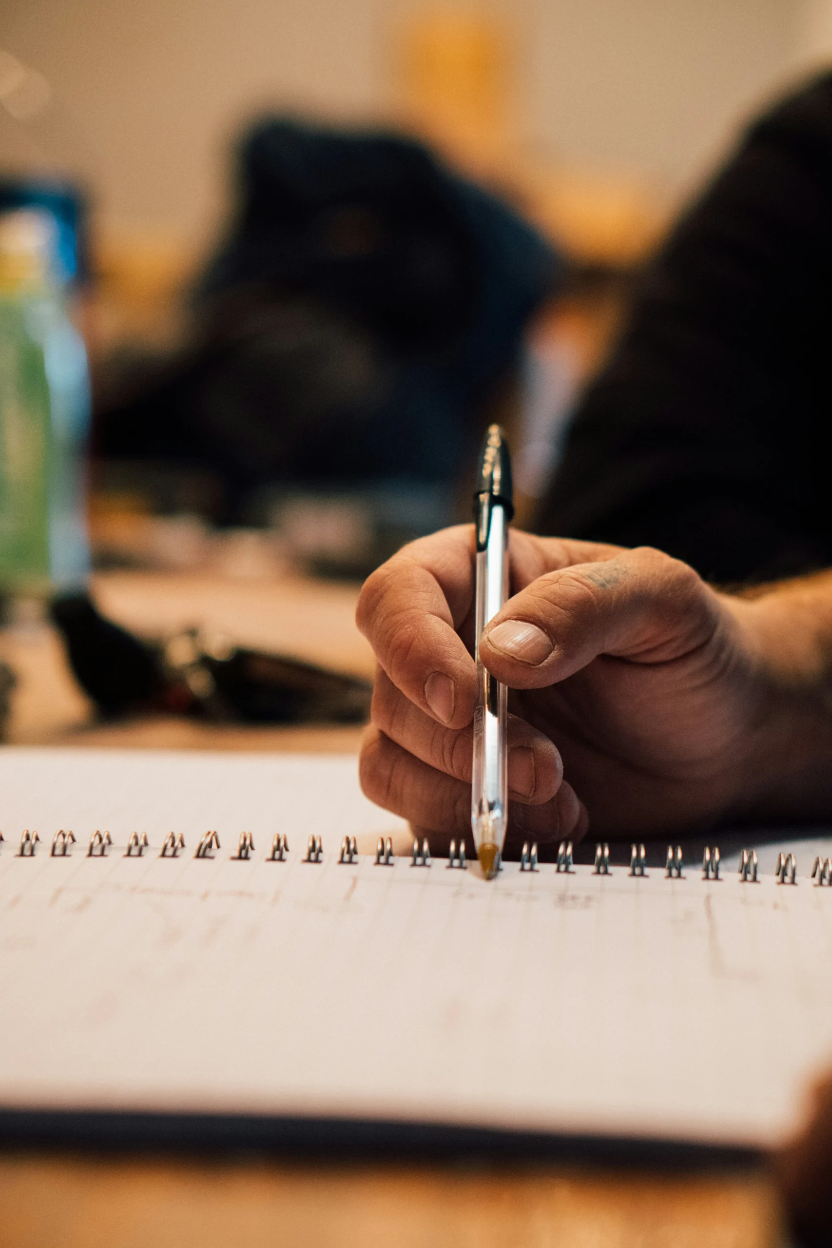Foto por <a href="https://unsplash.com/@davidcainphoto?utm_source=unsplash&utm_medium=referral&utm_content=creditCopyText">David Cain</a> on <a href="https://unsplash.com/photos/a-hand-holding-a-pen-PklPEWU02xw?utm_source=unsplash&utm_medium=referral&utm_content=creditCopyText">Unsplash</a>