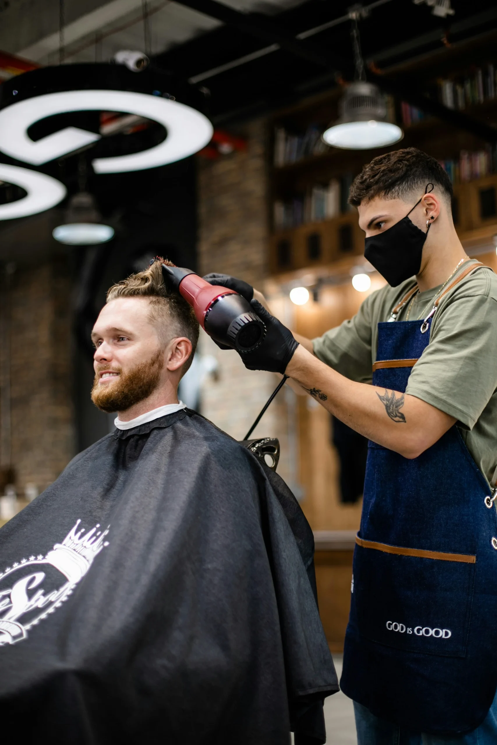Foto por <a href="https://unsplash.com/@delfipan?utm_source=unsplash&utm_medium=referral&utm_content=creditCopyText">delfina pan</a> on <a href="https://unsplash.com/photos/man-in-green-and-black-crew-neck-t-shirt-holding-black-dslr-camera-wJoB8D3hnzc?utm_source=unsplash&utm_medium=referral&utm_content=creditCopyText">Unsplash</a>
